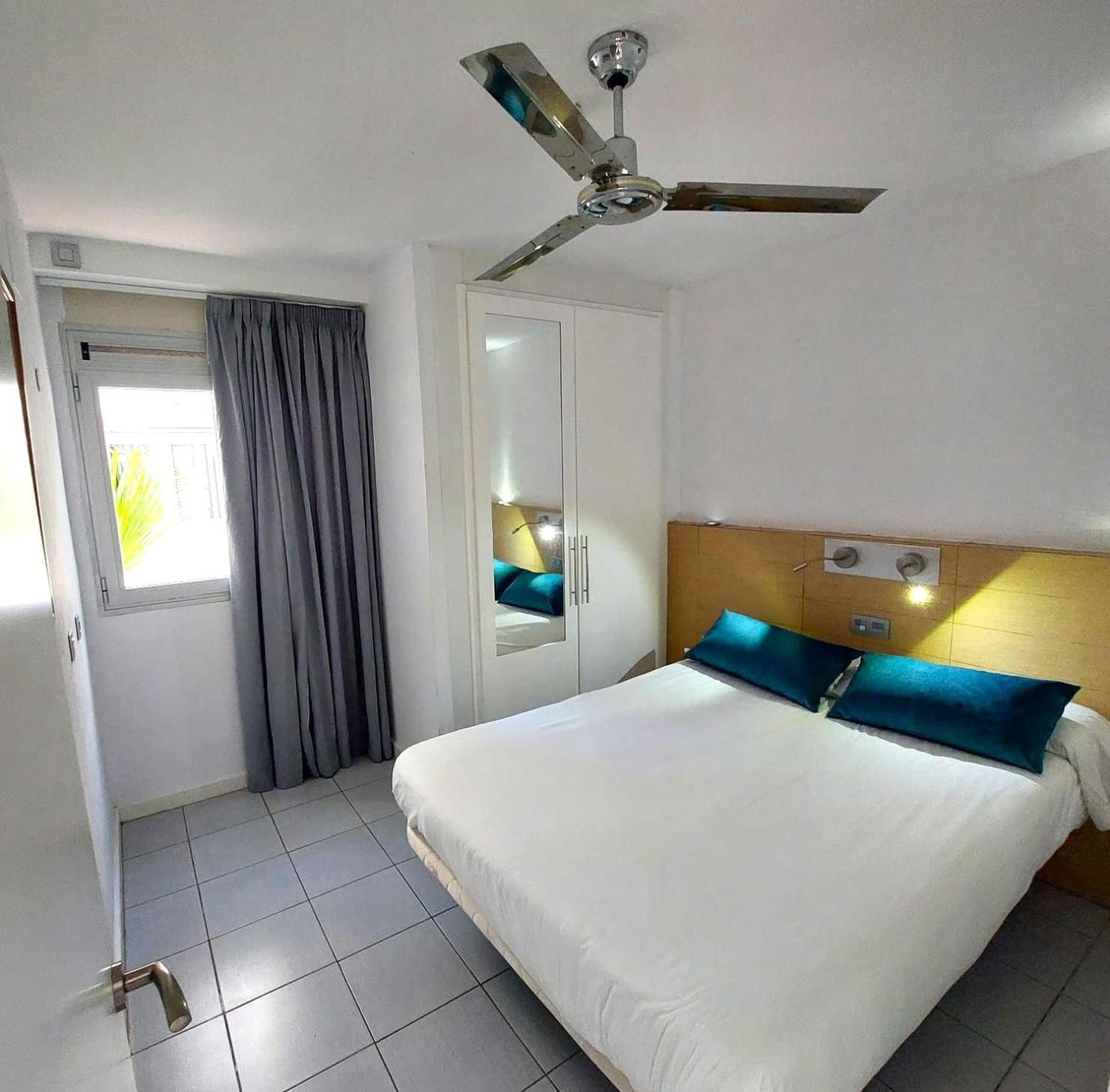 Klassisches Apartment mit 2 Schlafzimmern, Balkon, Meerblick und Klimaanlage