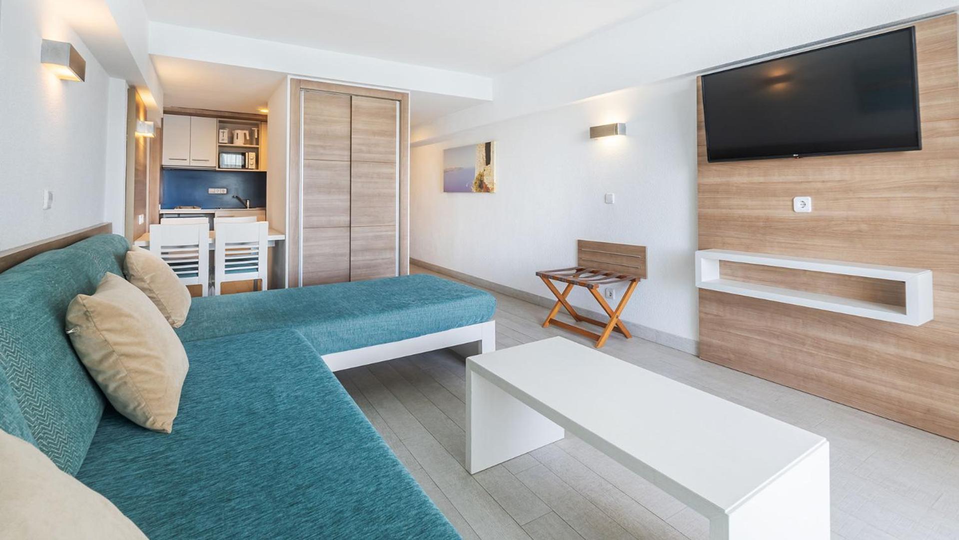 One-Bedroom Apartment with Sea View (4 Adults)