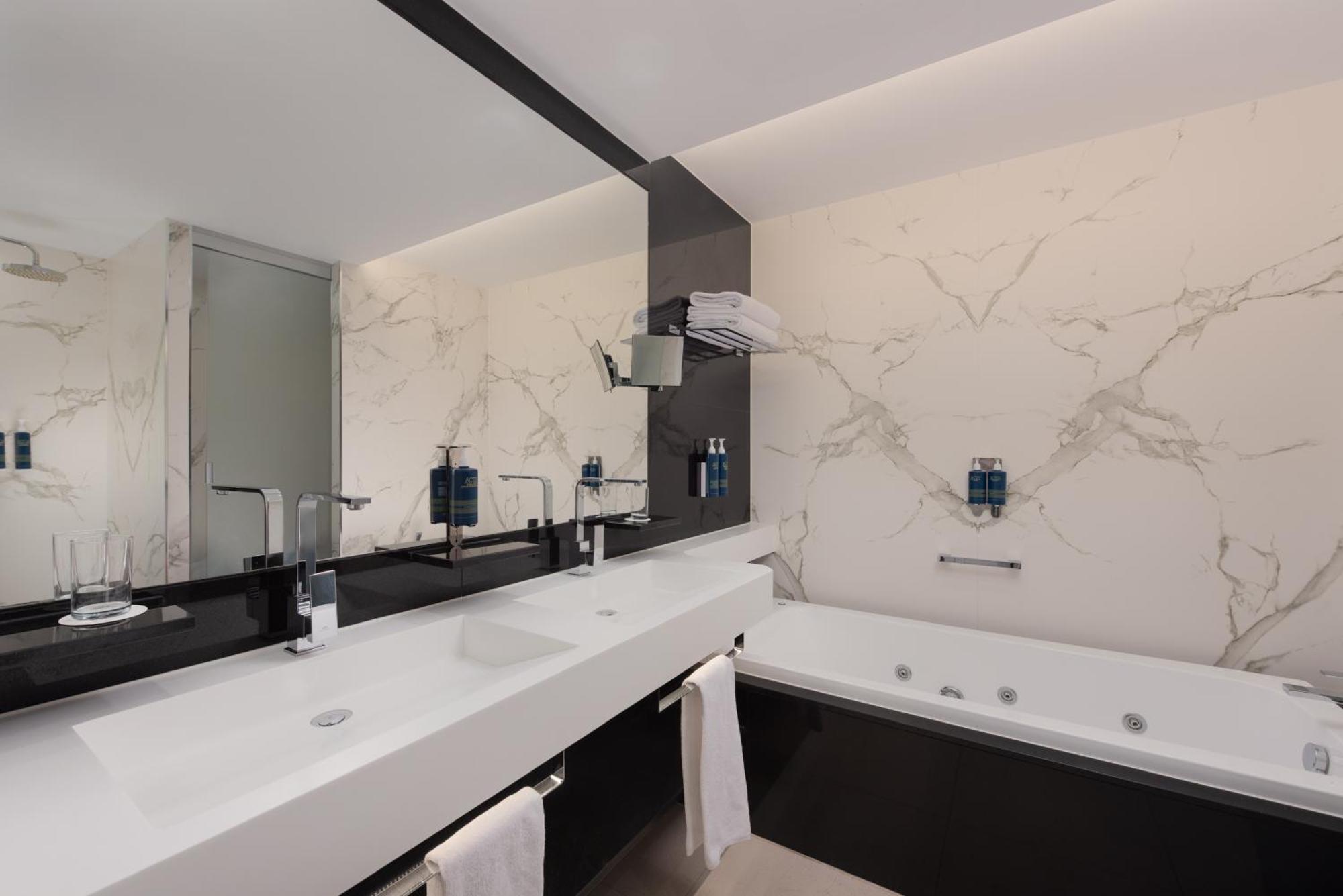 Premium Kamer met Queensize Bed, Slaapbank, Balkon en Uitzicht op Zee