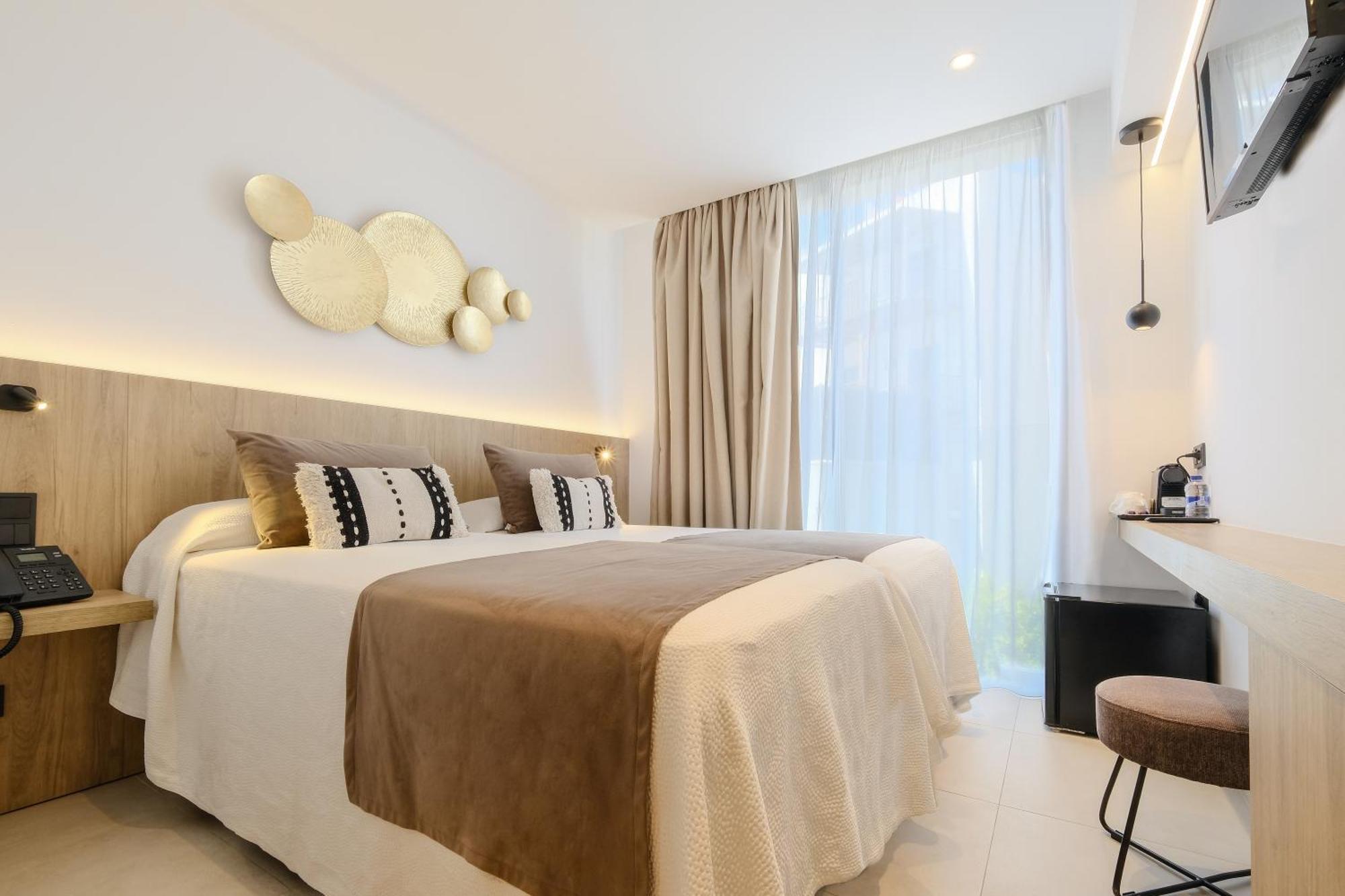 Double Room with Balcony (2 Adults + 1 Child),1698733907:JPEG