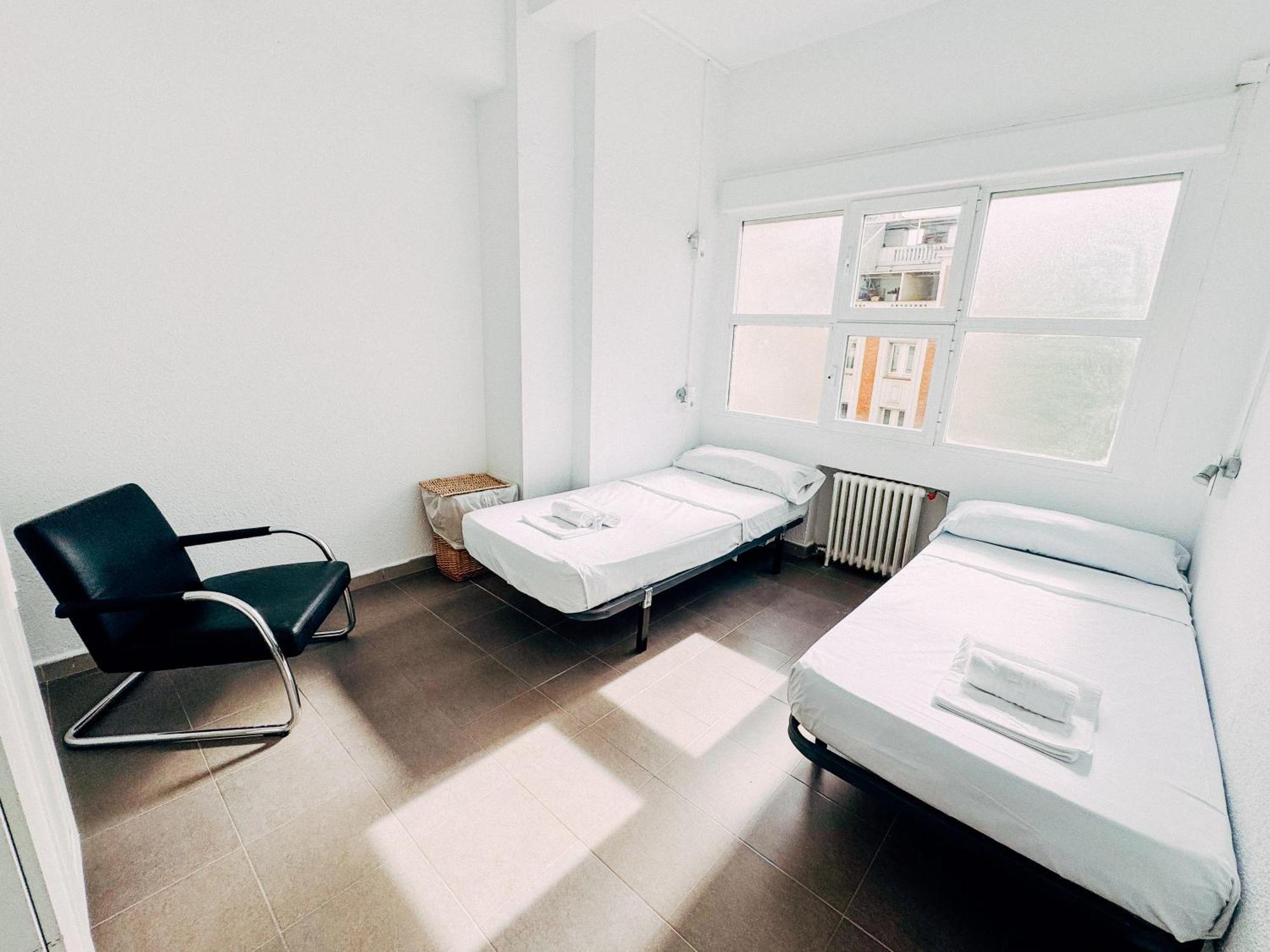 Quarto com 2 Camas de Solteiro e Banheiro Privativo