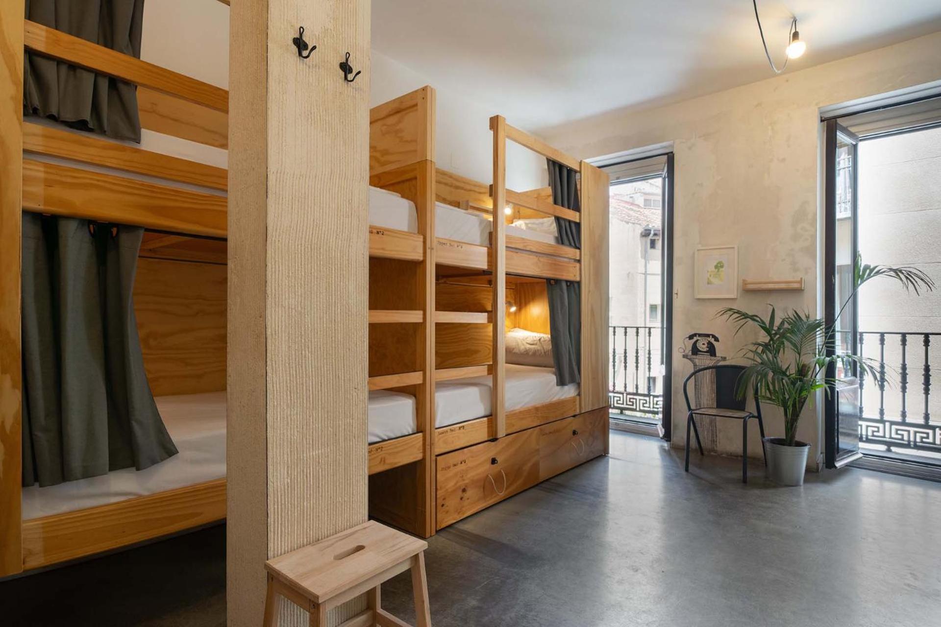 Lit Simple dans Dortoir Mixte 8 Lits avec Salle de Bains Commune