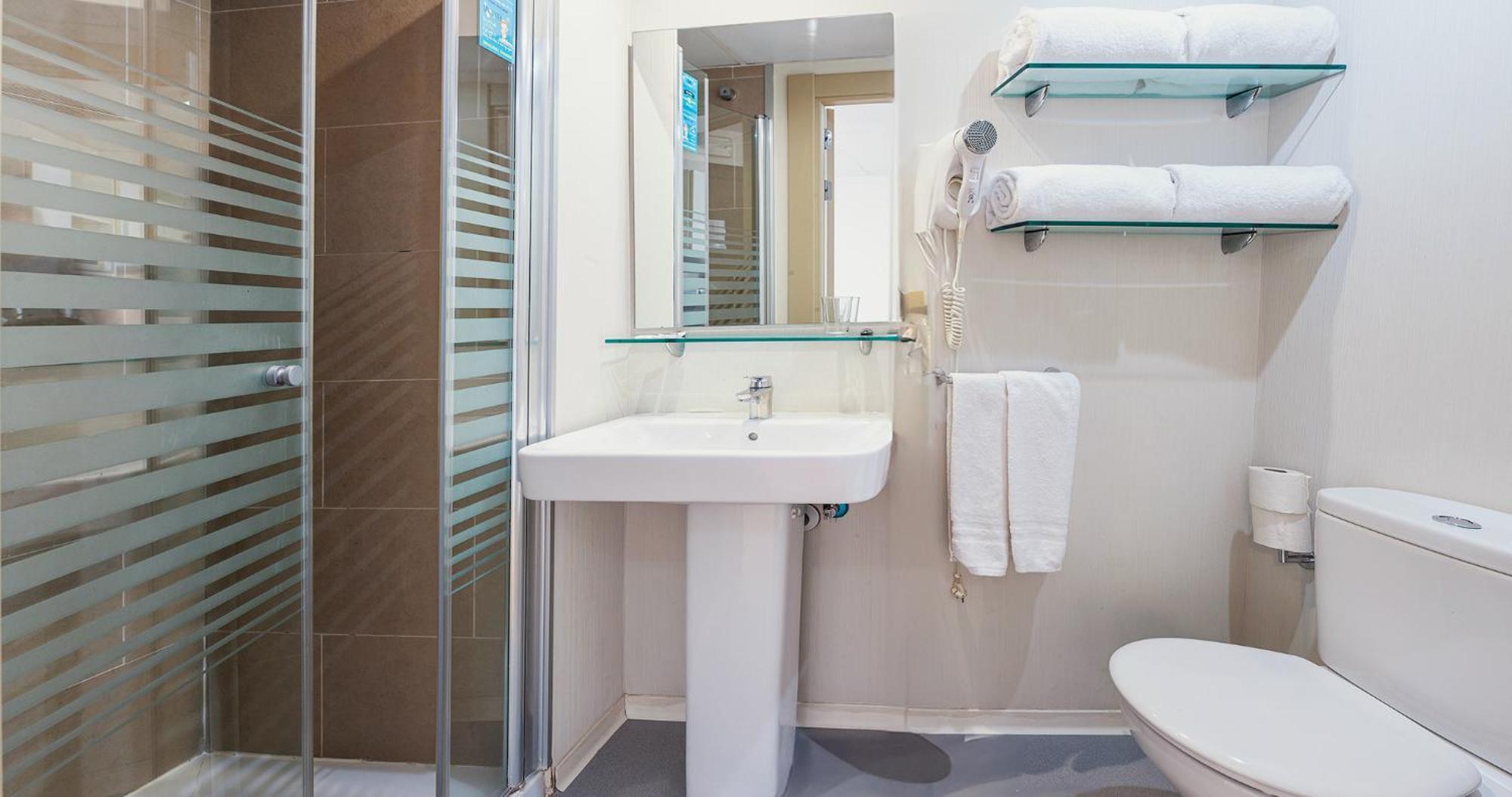 Tweepersoonskamer met 1 Tweepersoonsbed of 2 Aparte Bedden en een Kitchenette