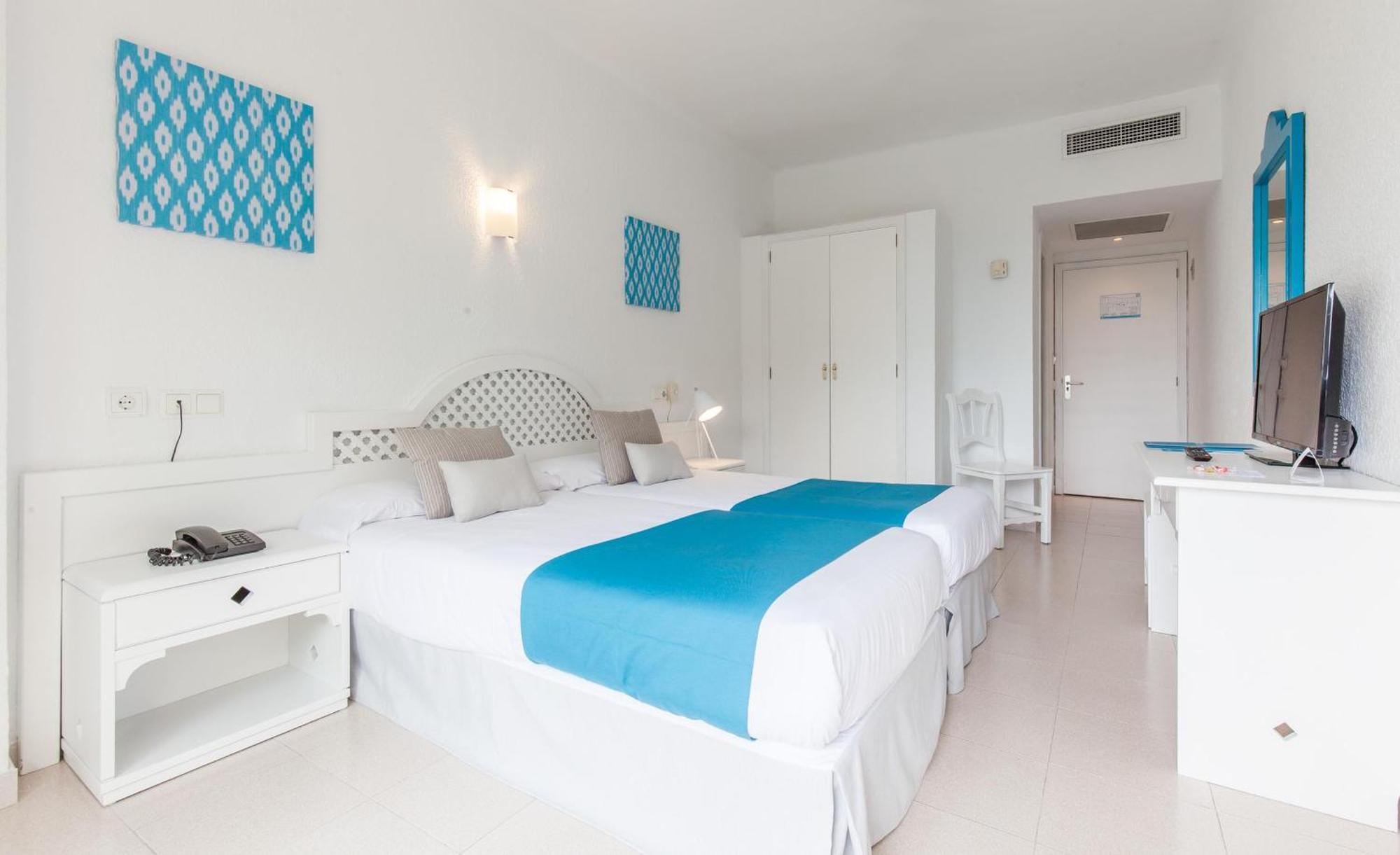 Twin Room,1756401856:JPEG