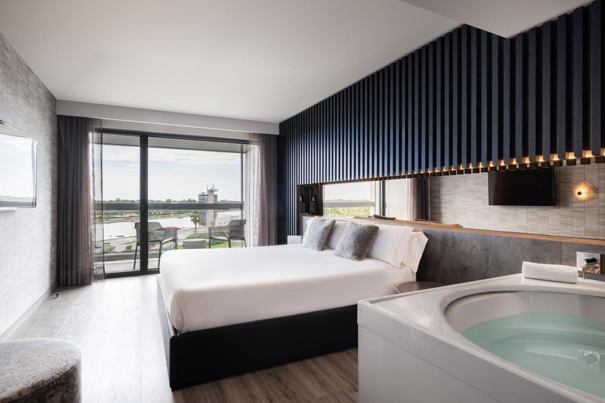 Luxury Suite Spa Bath,1765153222:JPEG