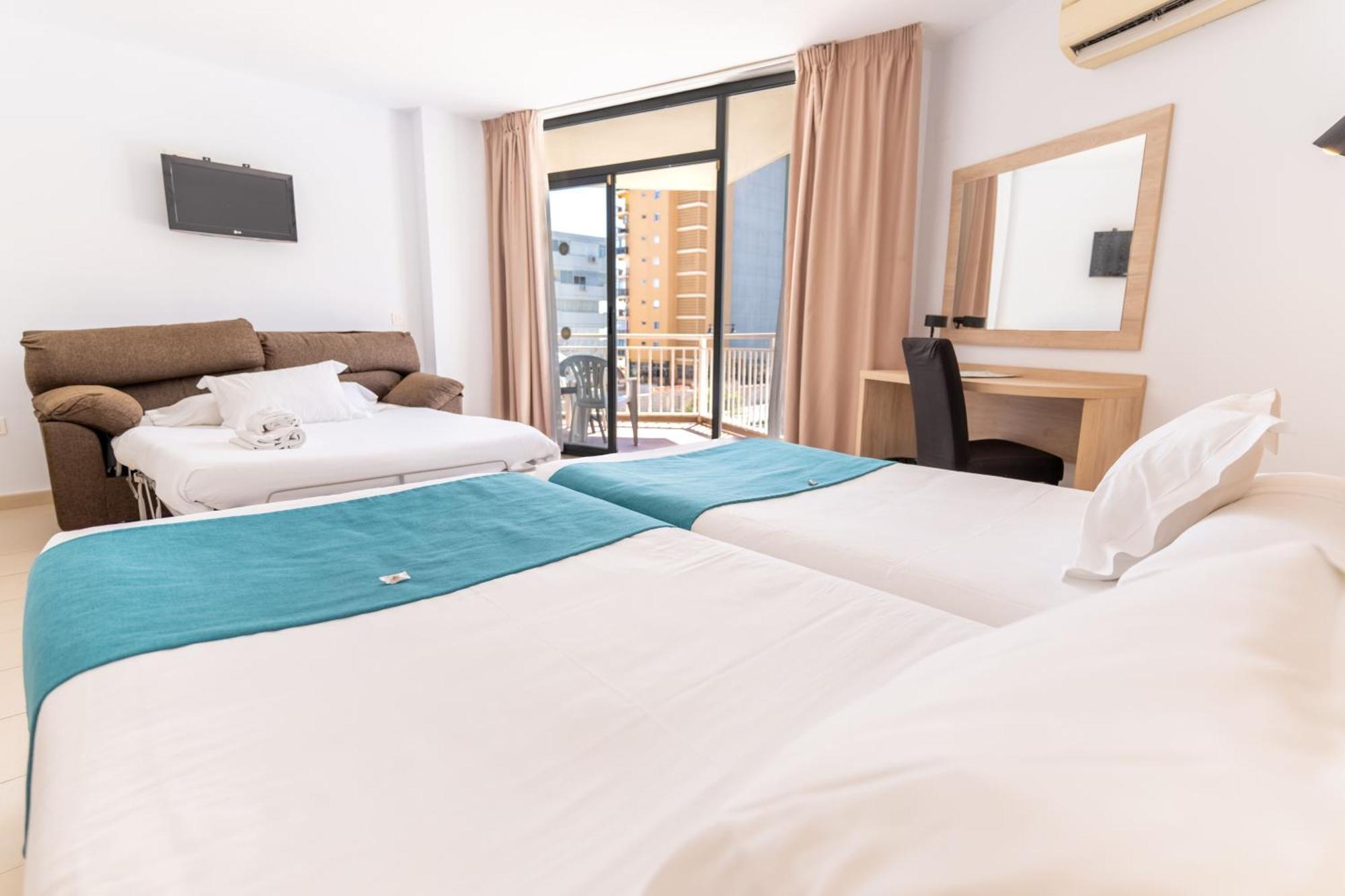 Chambre Triple - Vue sur la Piscine