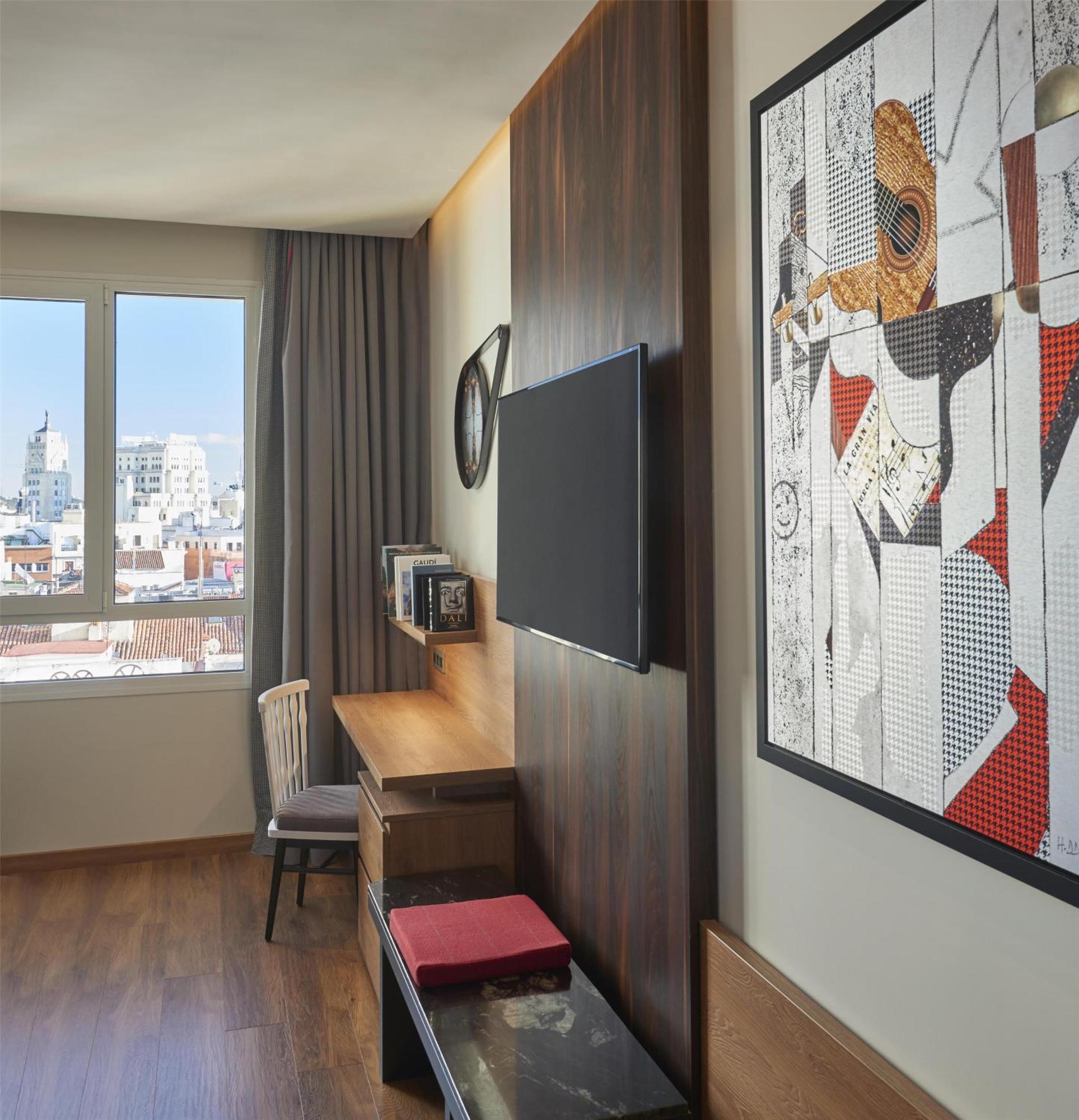 Zimmer mit Kingsize-Bett und Balkon