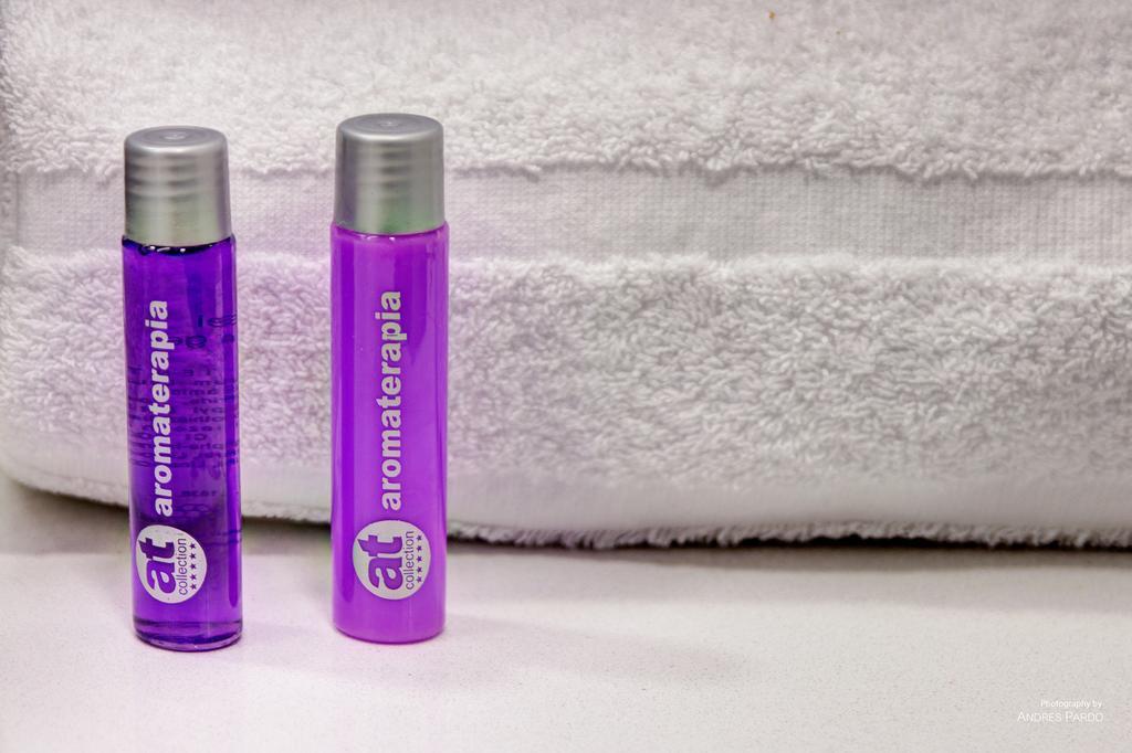 Tweepersoonskamer met 2 Aparte Bedden en Eigen Badkamer