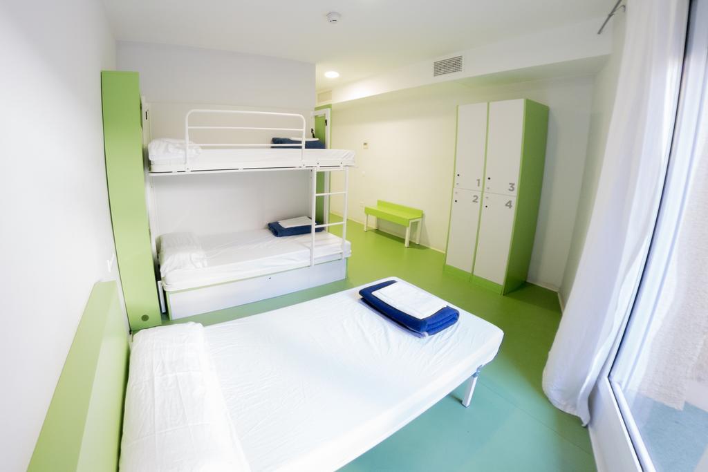 Quarto Triplo com Banheiro Privativo