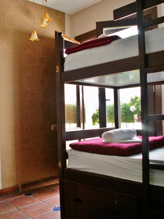 Posto Letto in Dormitorio Femminile con 6 Letti