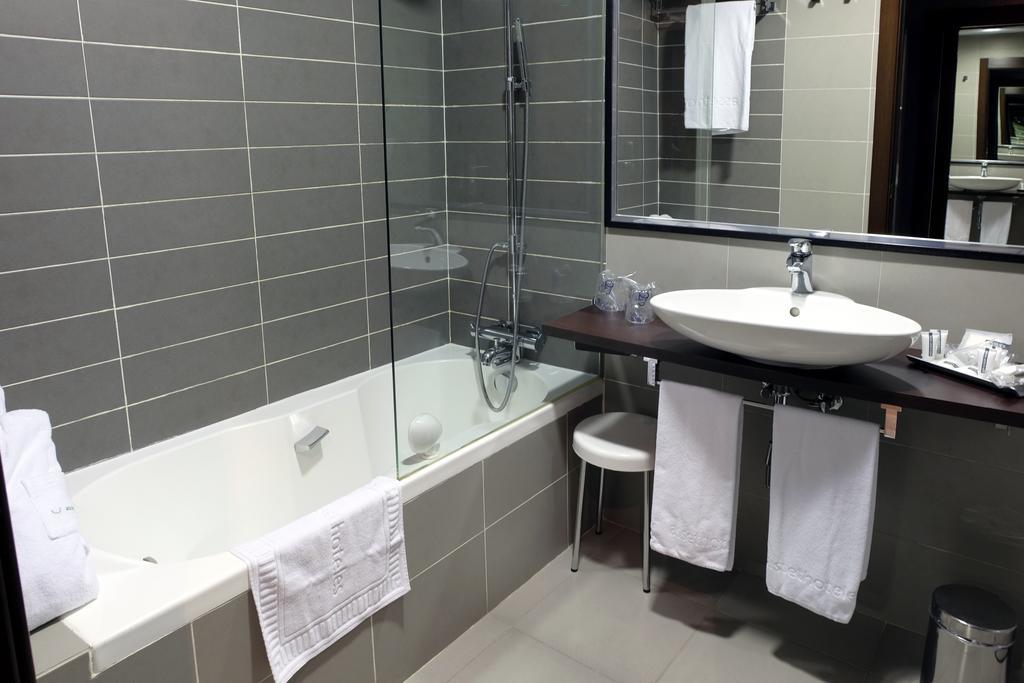 Double or Twin Room (1-2 Adults)