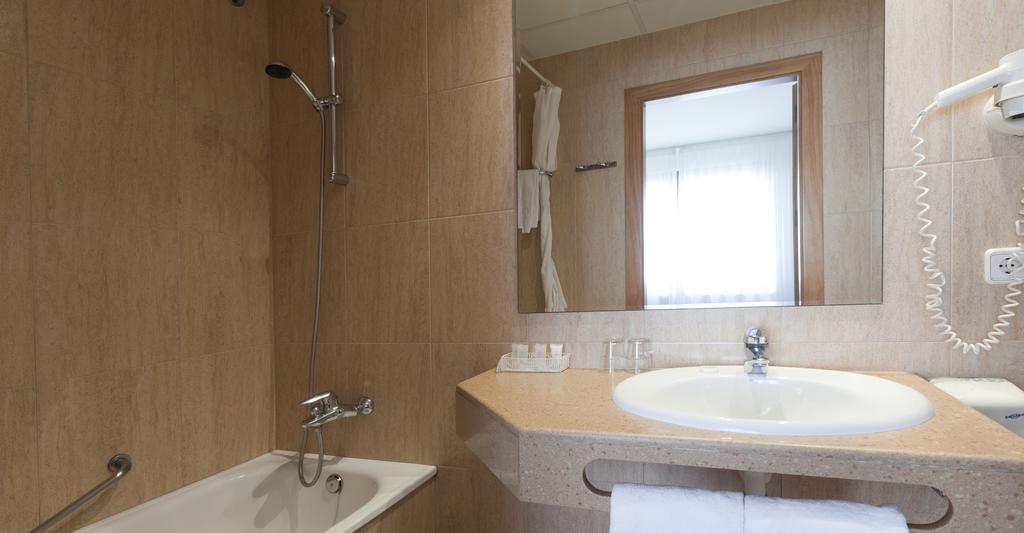 Quarto com Cama de Casal ou 2 de Solteiro
