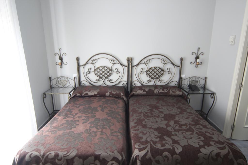 Quarto com Cama de Casal ou 2 de Solteiro