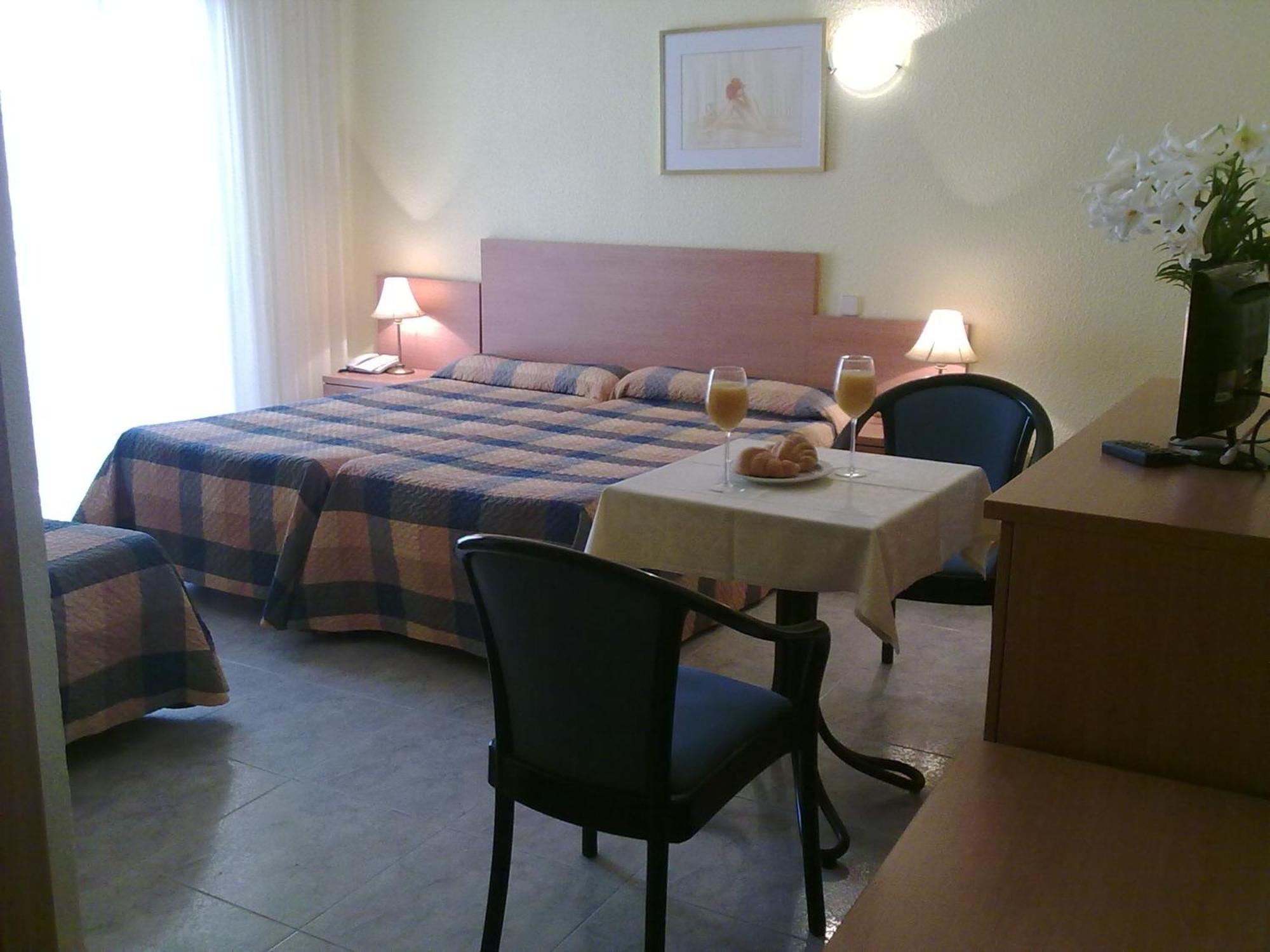 Chambre Triple (2 Adultes + 1 Enfant)