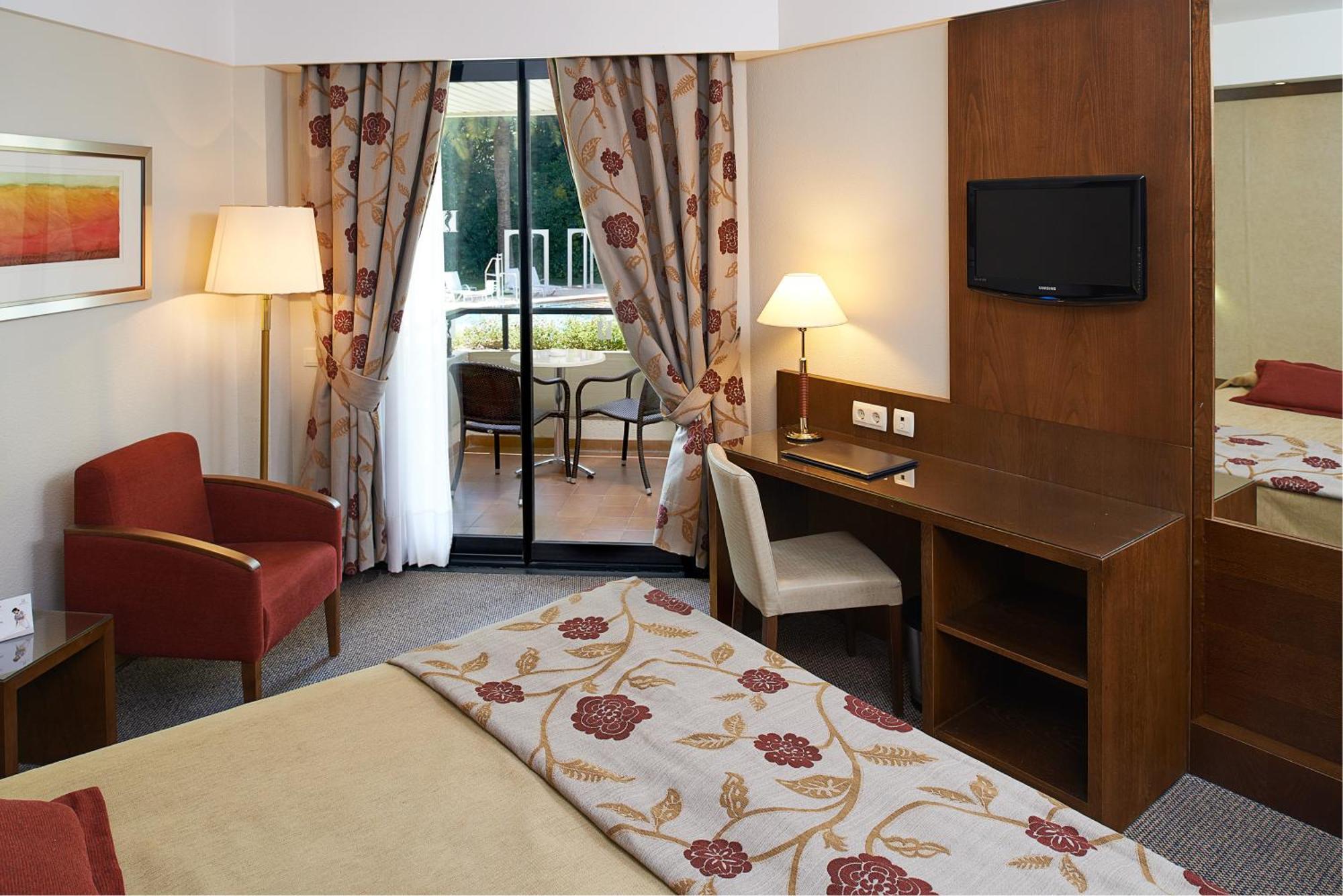 Single Room with Pool View (1 Adult),688066983:JPEG