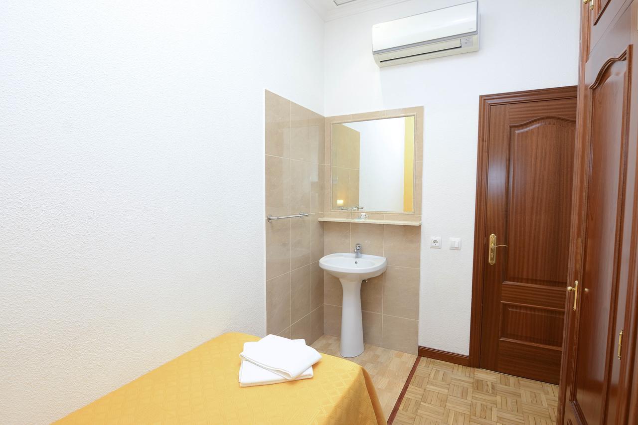 Single Room with Shared Bathroom