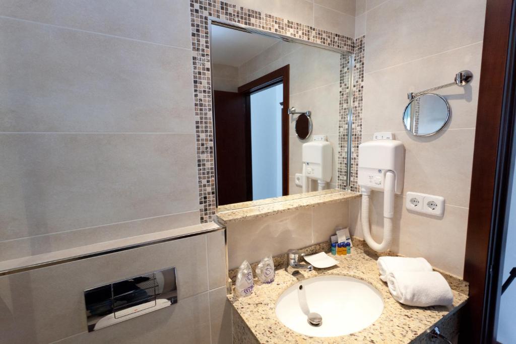 Superior Twin Room with balcony with frontal Sea View