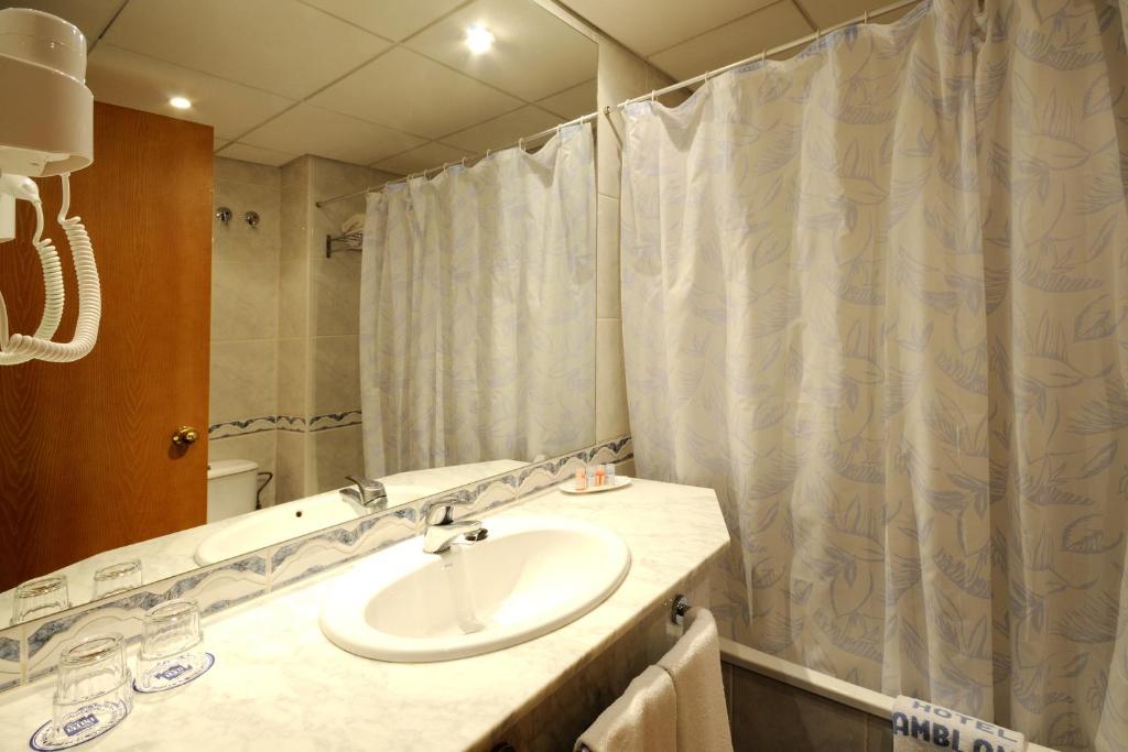 Double or Twin Room with Partial Sea View,61988905:JPEG
