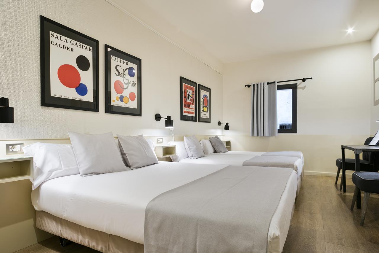 Quarto com 2 Camas de Solteiro e Cama Extra