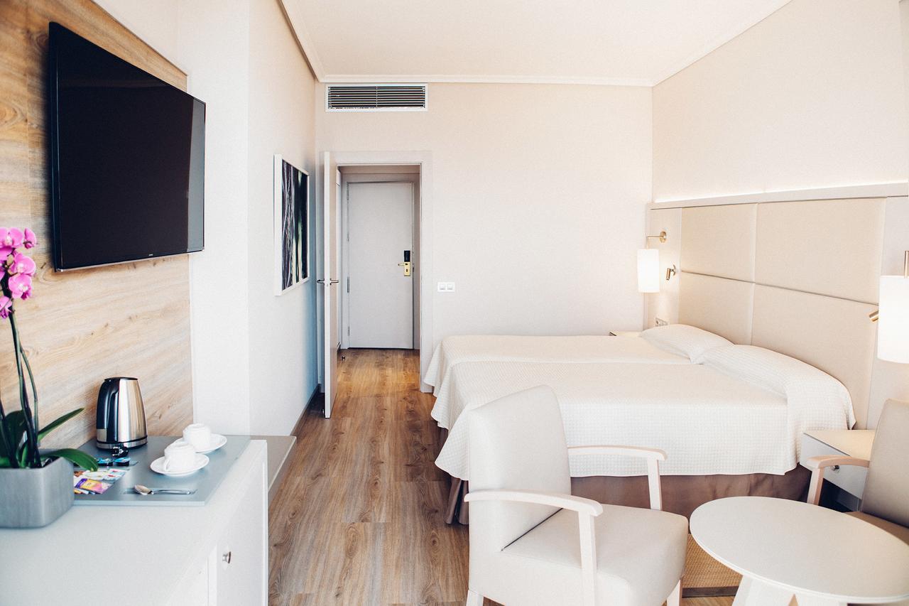 Doppel-/Zweibettzimmer mit seitlichem Meerblick