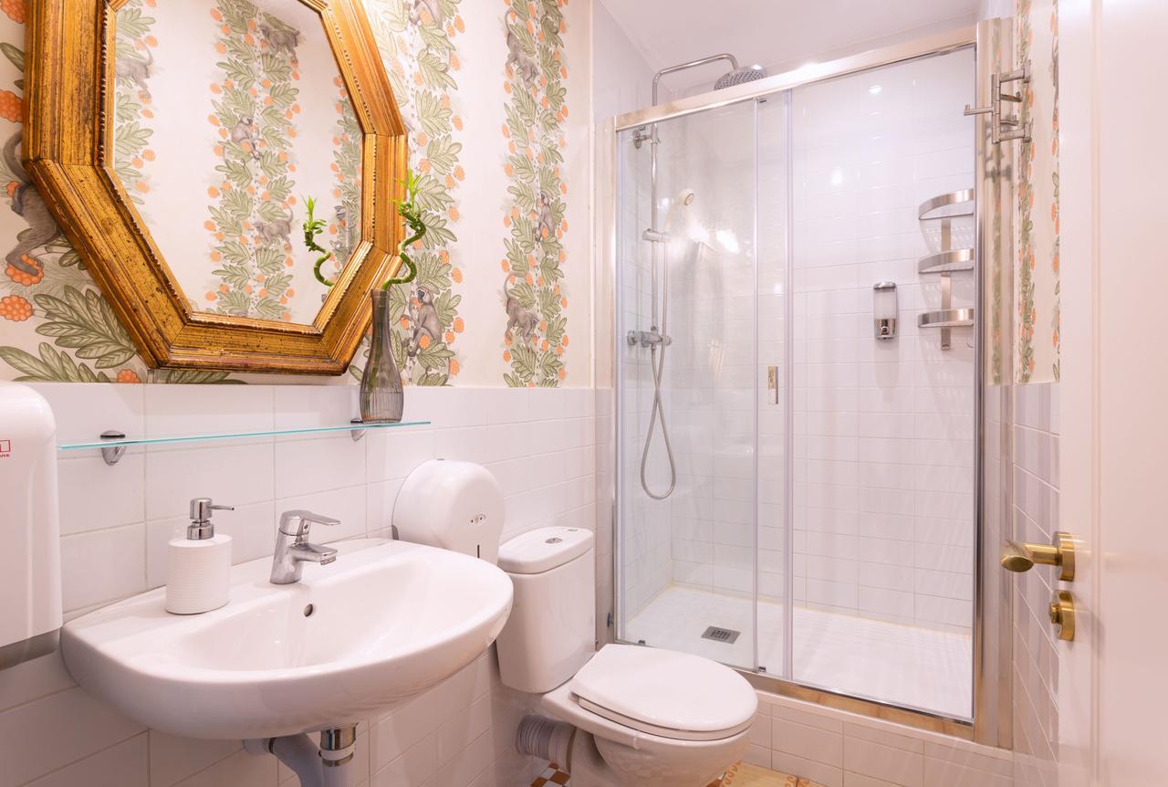 Quarto Triplo com Banheiro Compartilhado