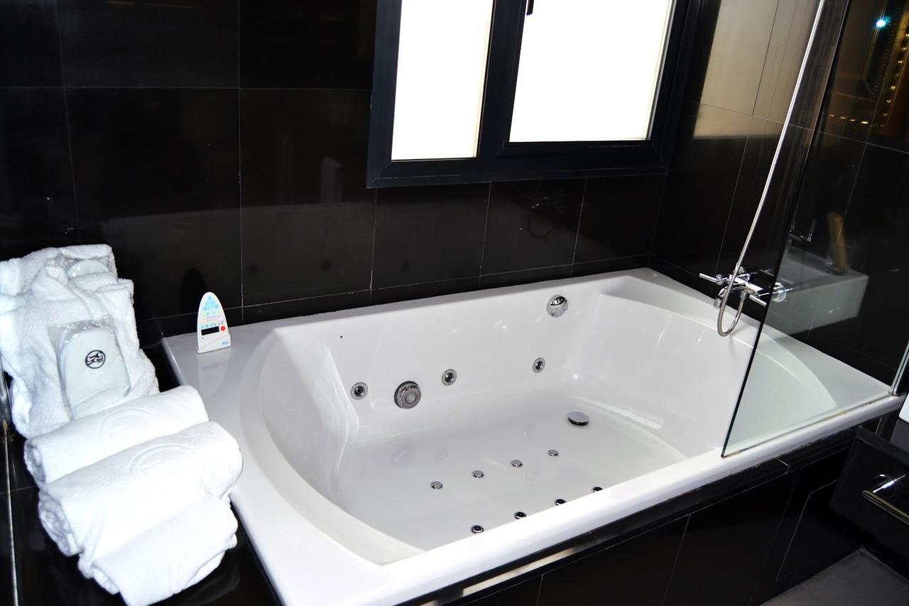 Queen Room with Spa Bath