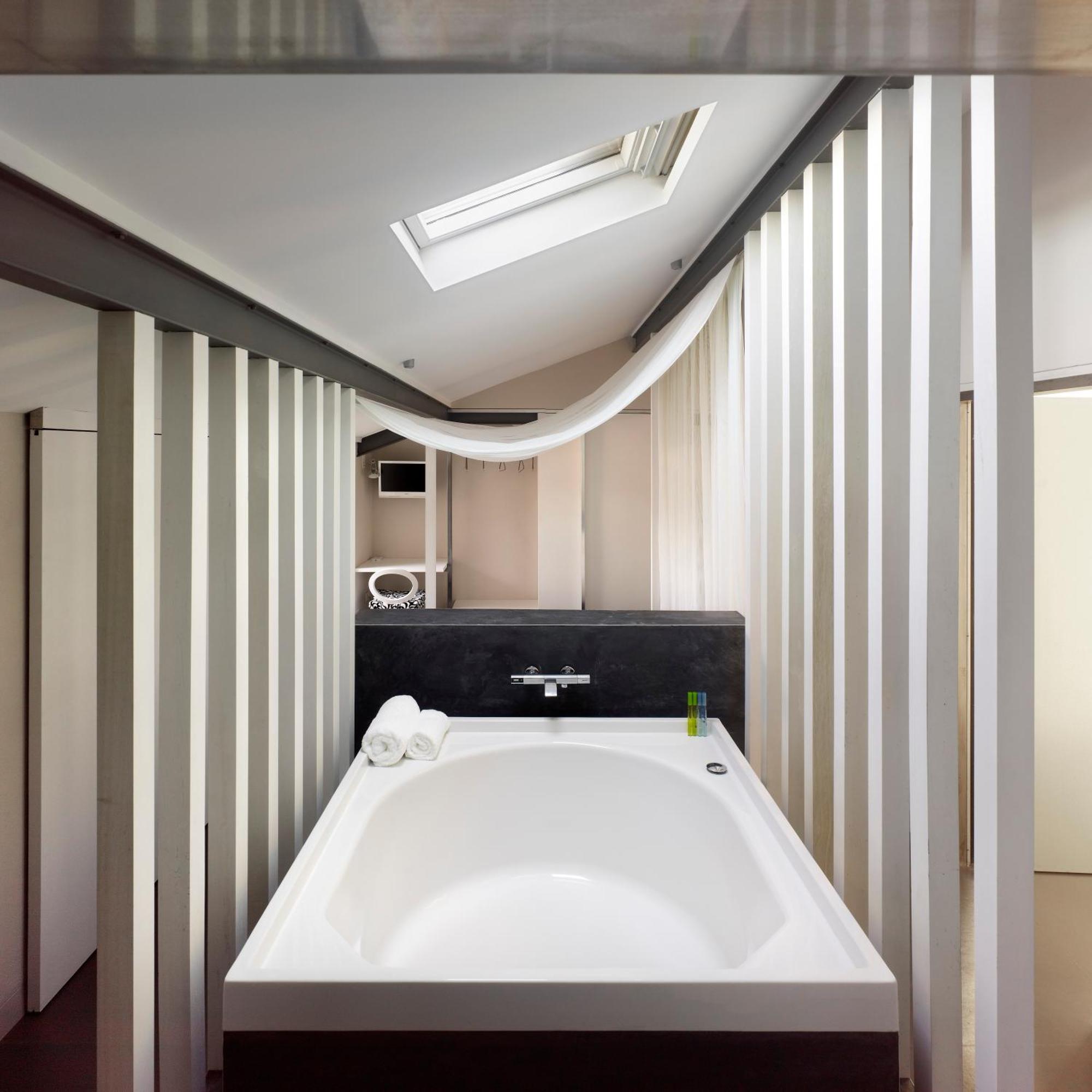 Deluxe Double Room Bath,682566474:JPEG