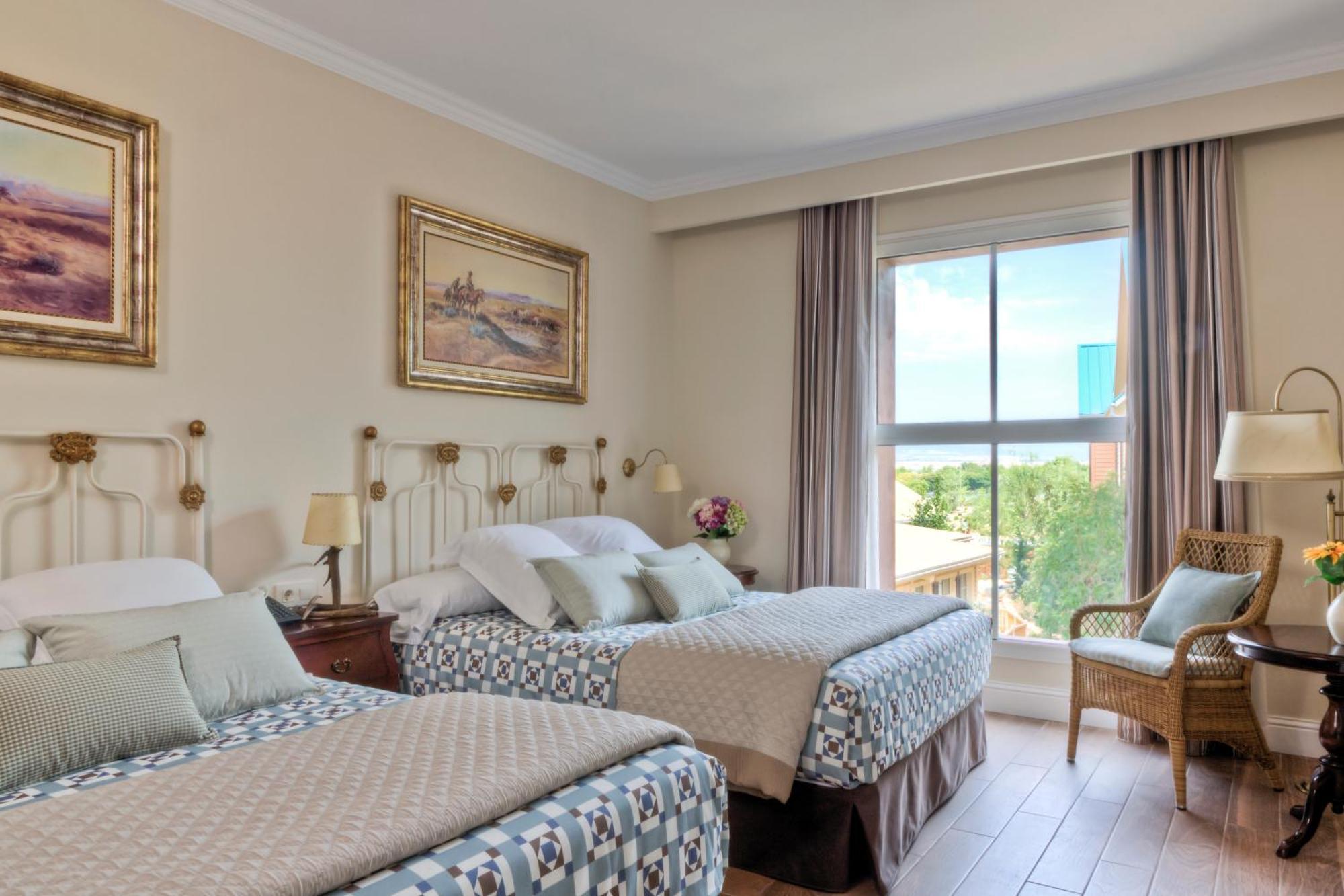 Superior Callaghan Room Access to PortAventura Park 1 ticket to Ferrari Land