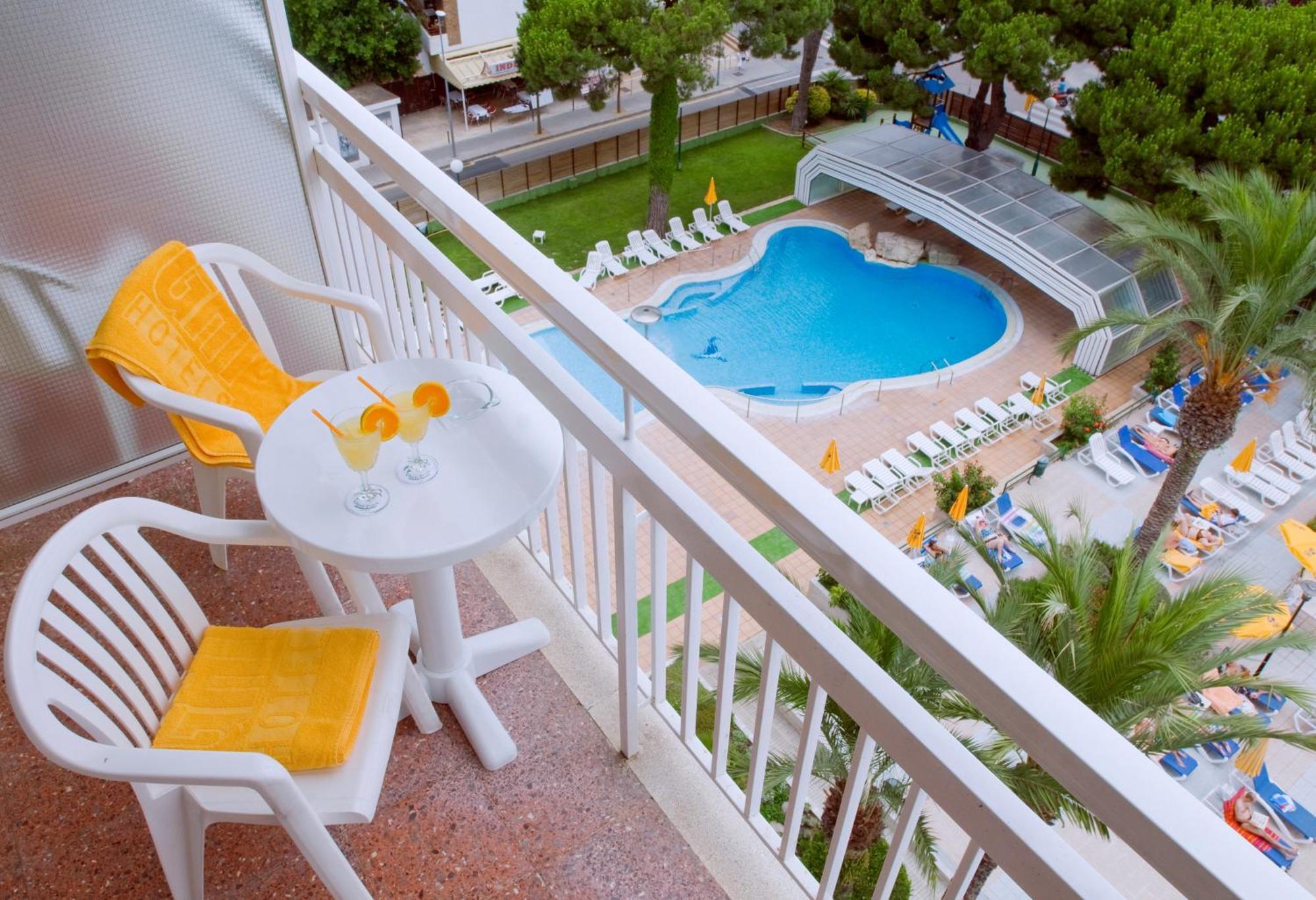 Camera Matrimoniale/Doppia con Letti Singoli con Vista Piscina (2 Adulti + 1 Bambino)