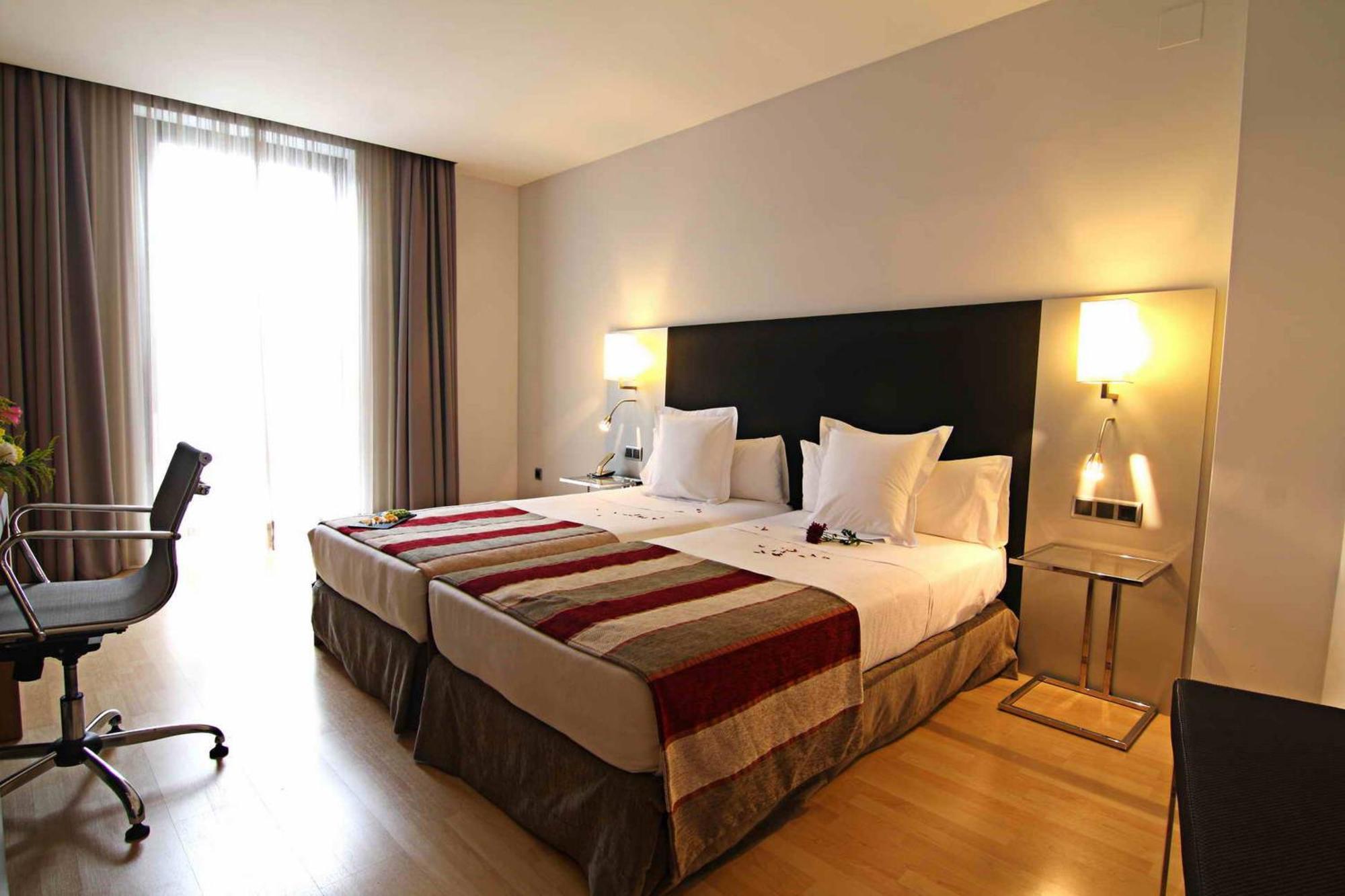 Quarto com Cama de Casal ou 2 de Solteiro