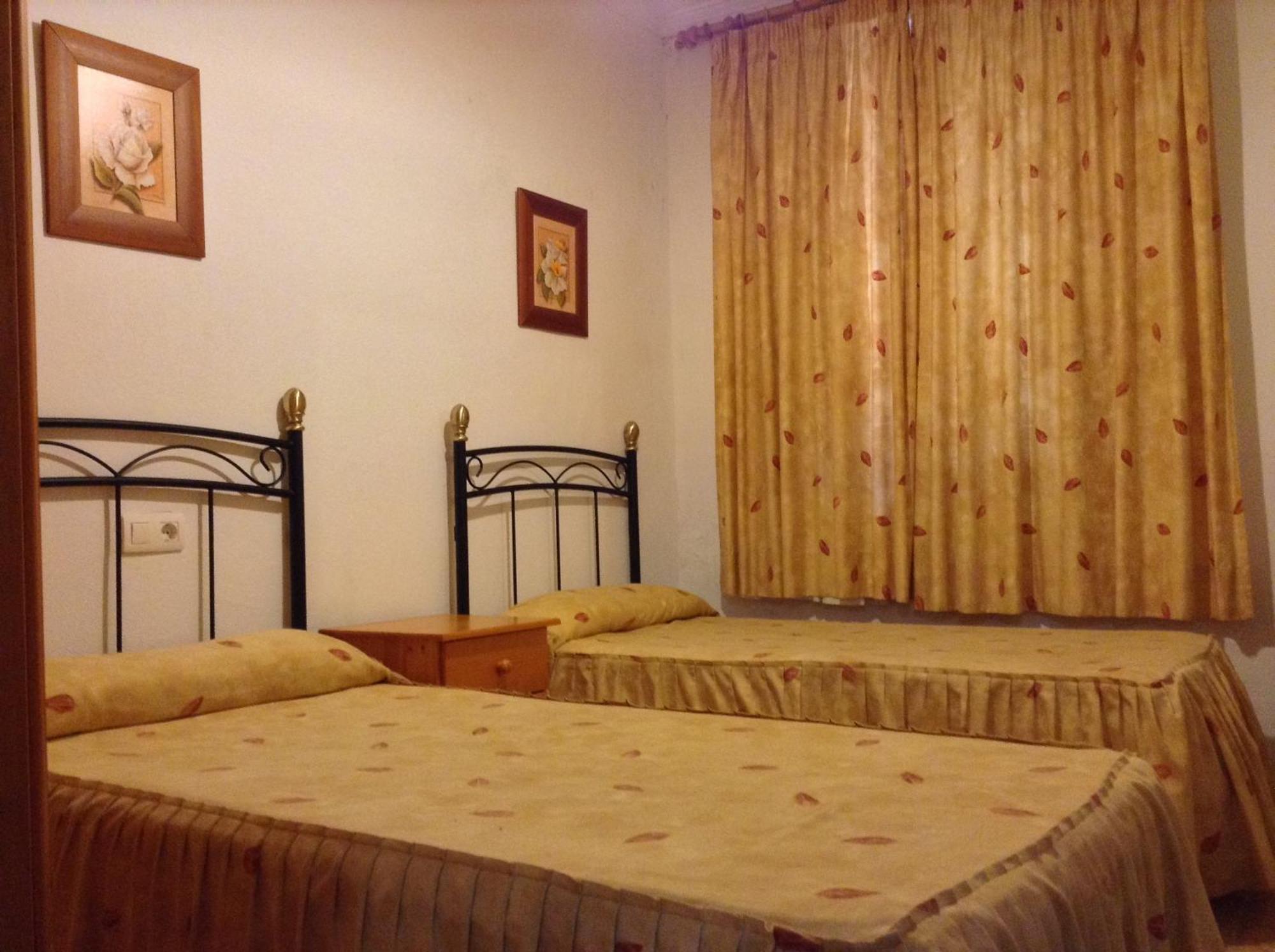 Quarto com Cama de Casal ou 2 de Solteiro e Banheiro Compartilhado
