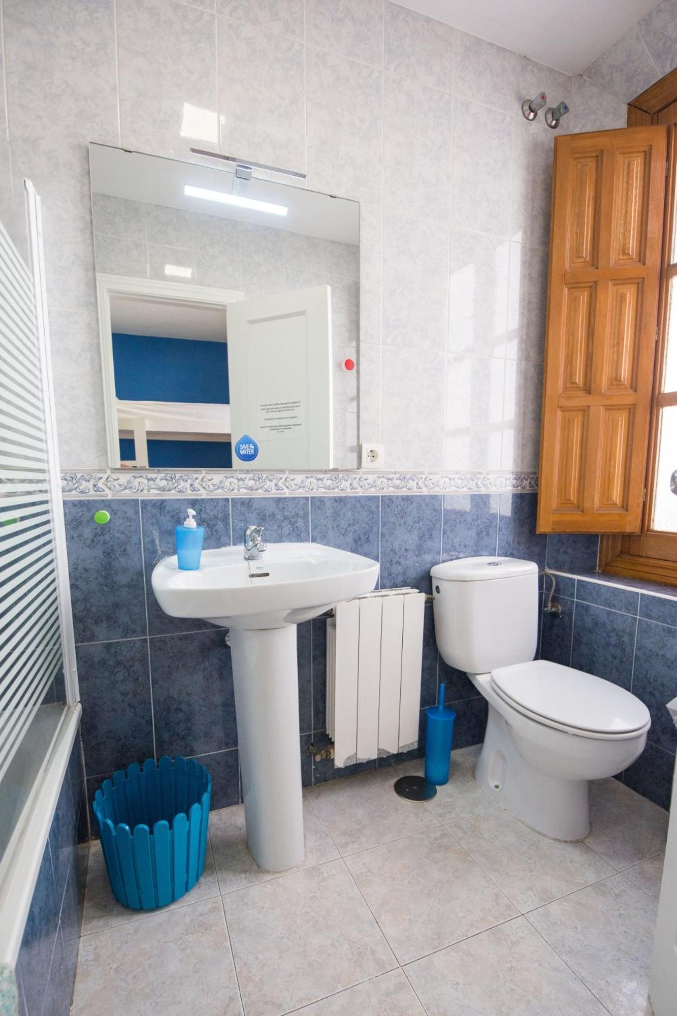 Bed in 4-Bed Mixed Dormitory Room with Private Bathroom,712806556:JPEG