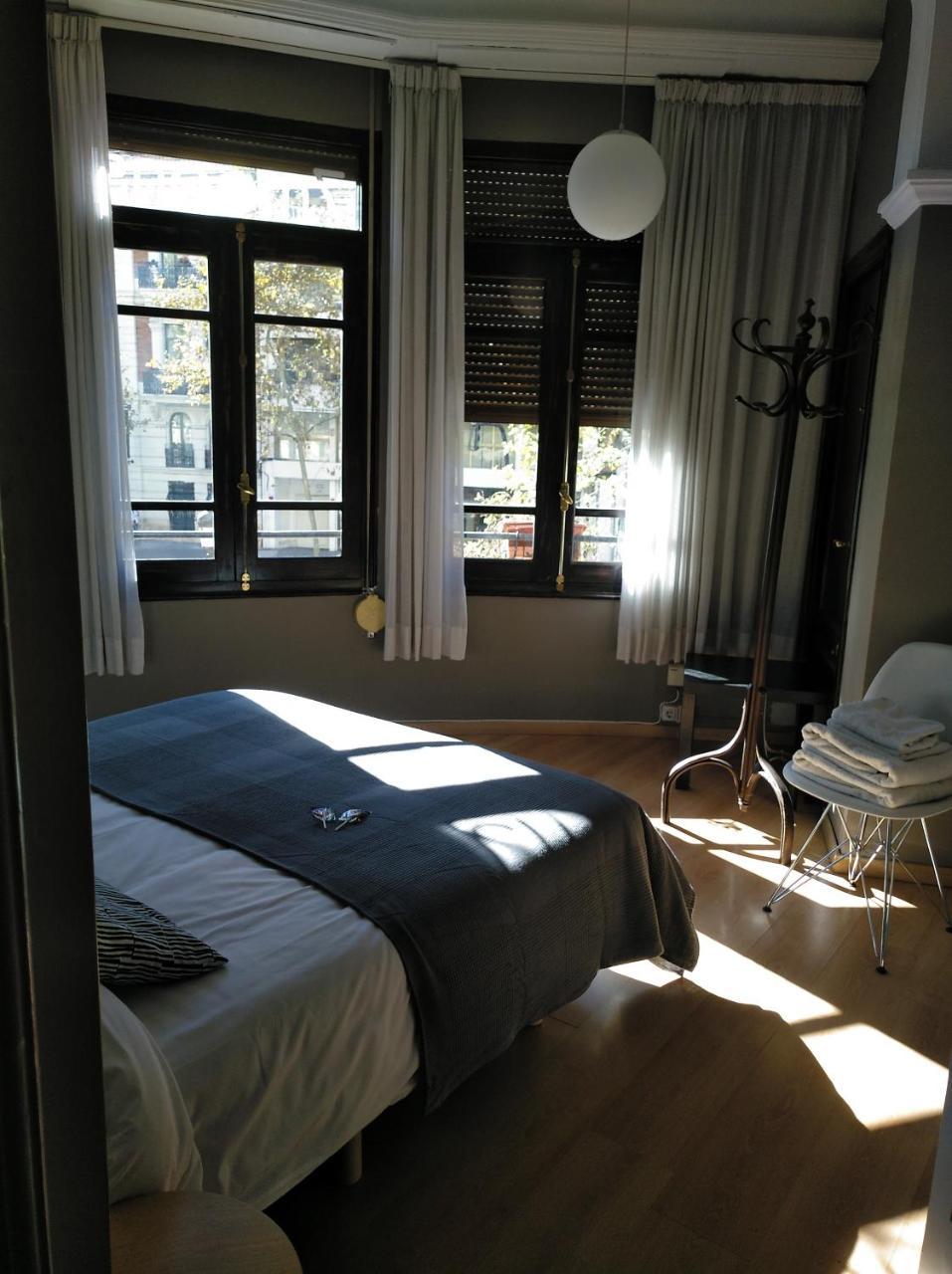 Kamer met Queensize Bed en Gedeelde Badkamer