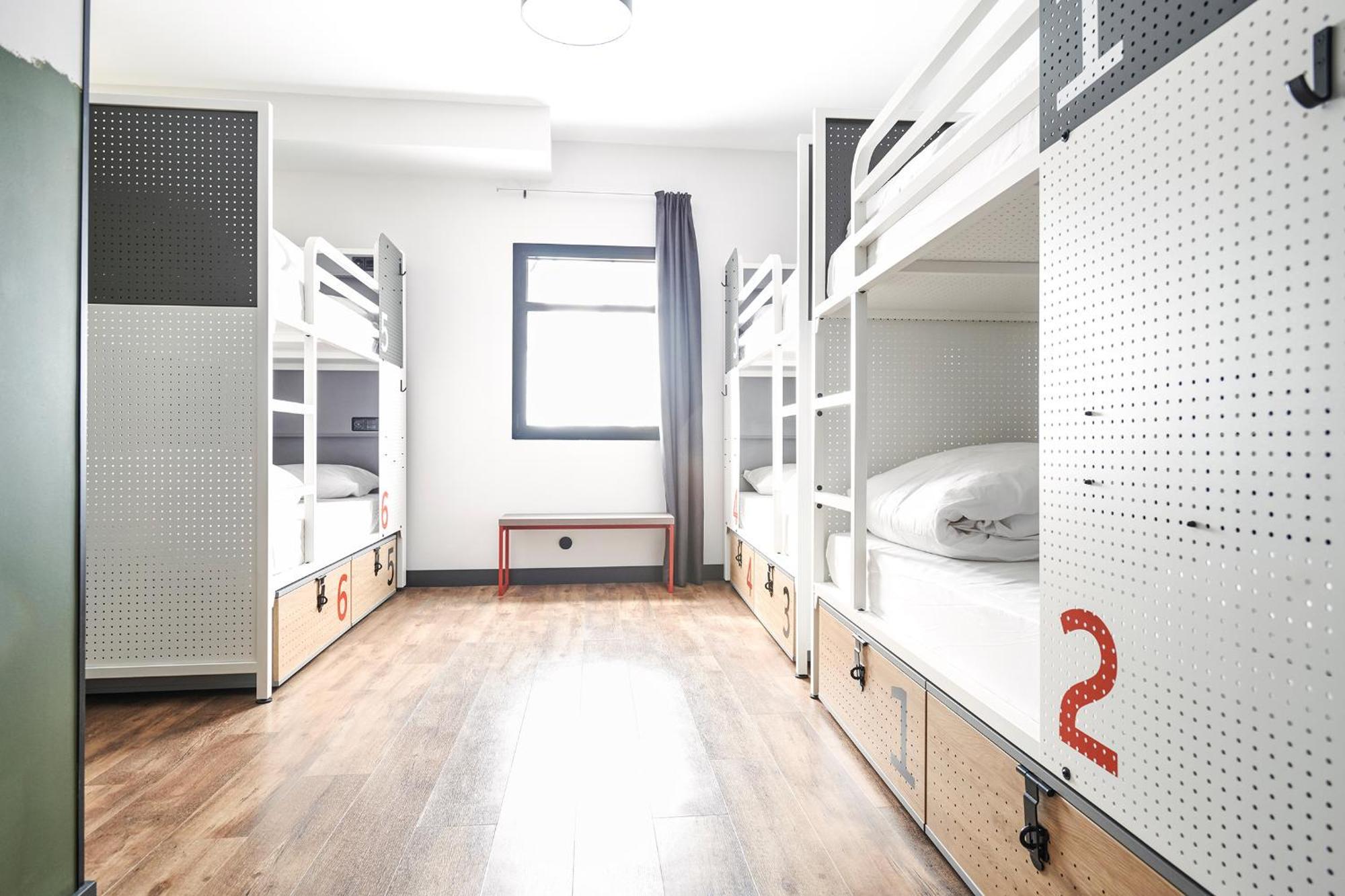 Cama em Dormitório Misto com 8 Camas