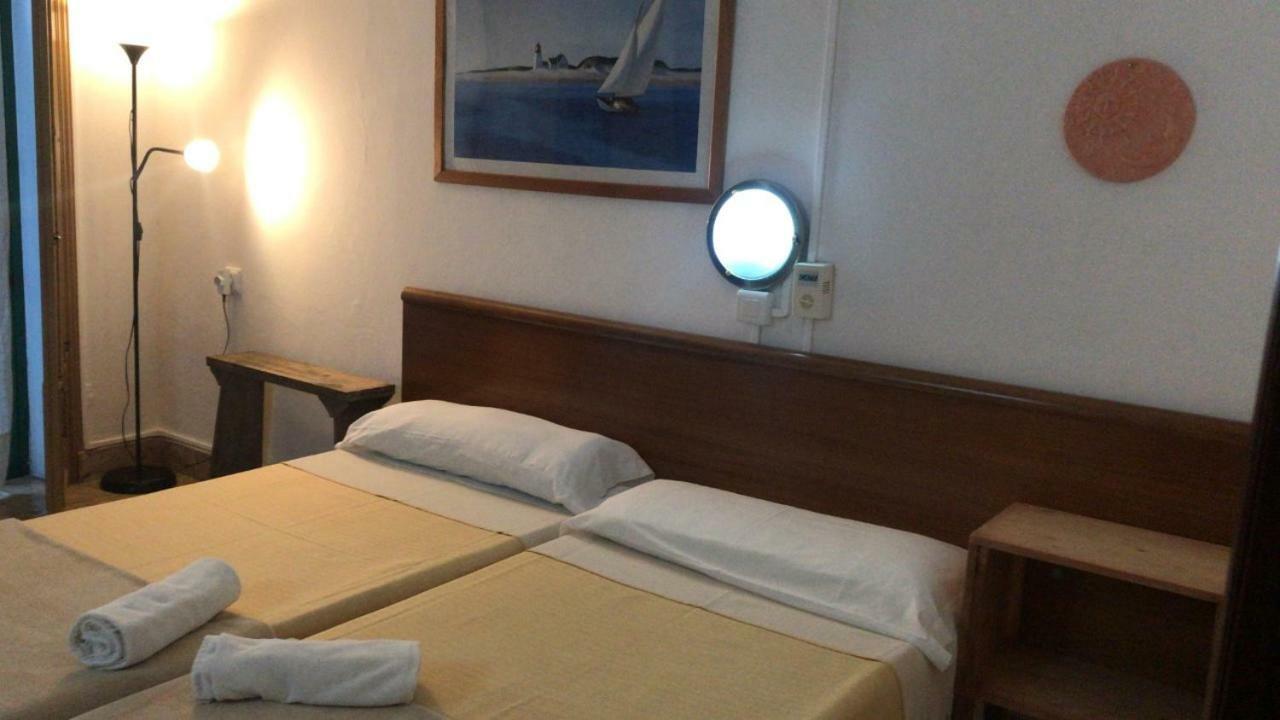 Tweepersoonskamer met 2 Aparte Bedden en Gedeelde Badkamer