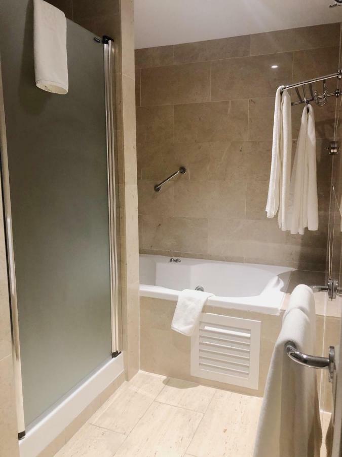Deluxe tweepersoonskamer met balkon en uitzicht op zee