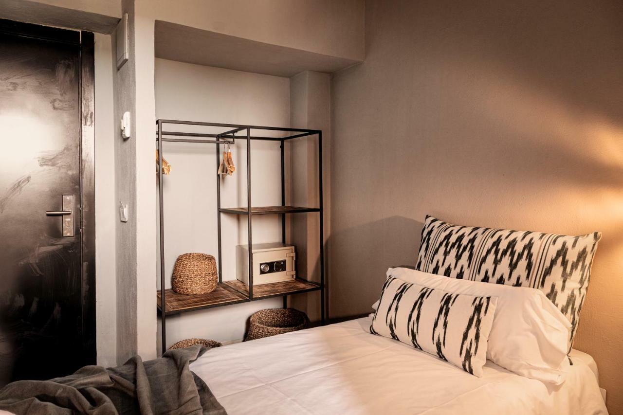Single Caramelo Room (1 Adult)