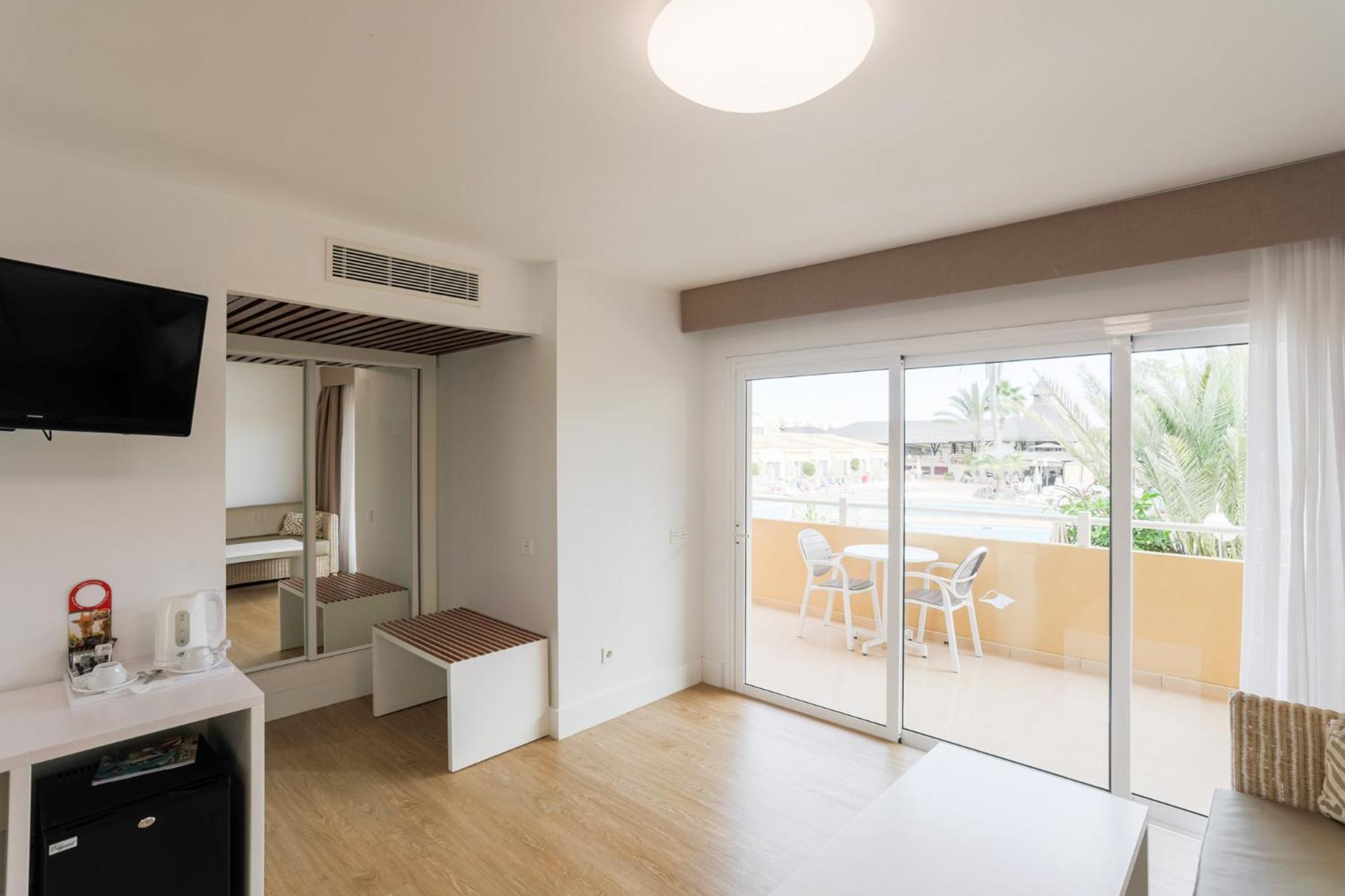 Double Room with Pool View,943139242:JPEG