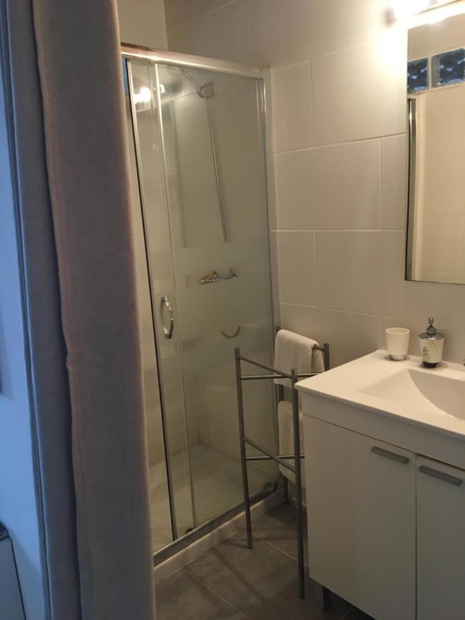 Tweepersoonskamer met 2 Aparte Bedden en Badkamer