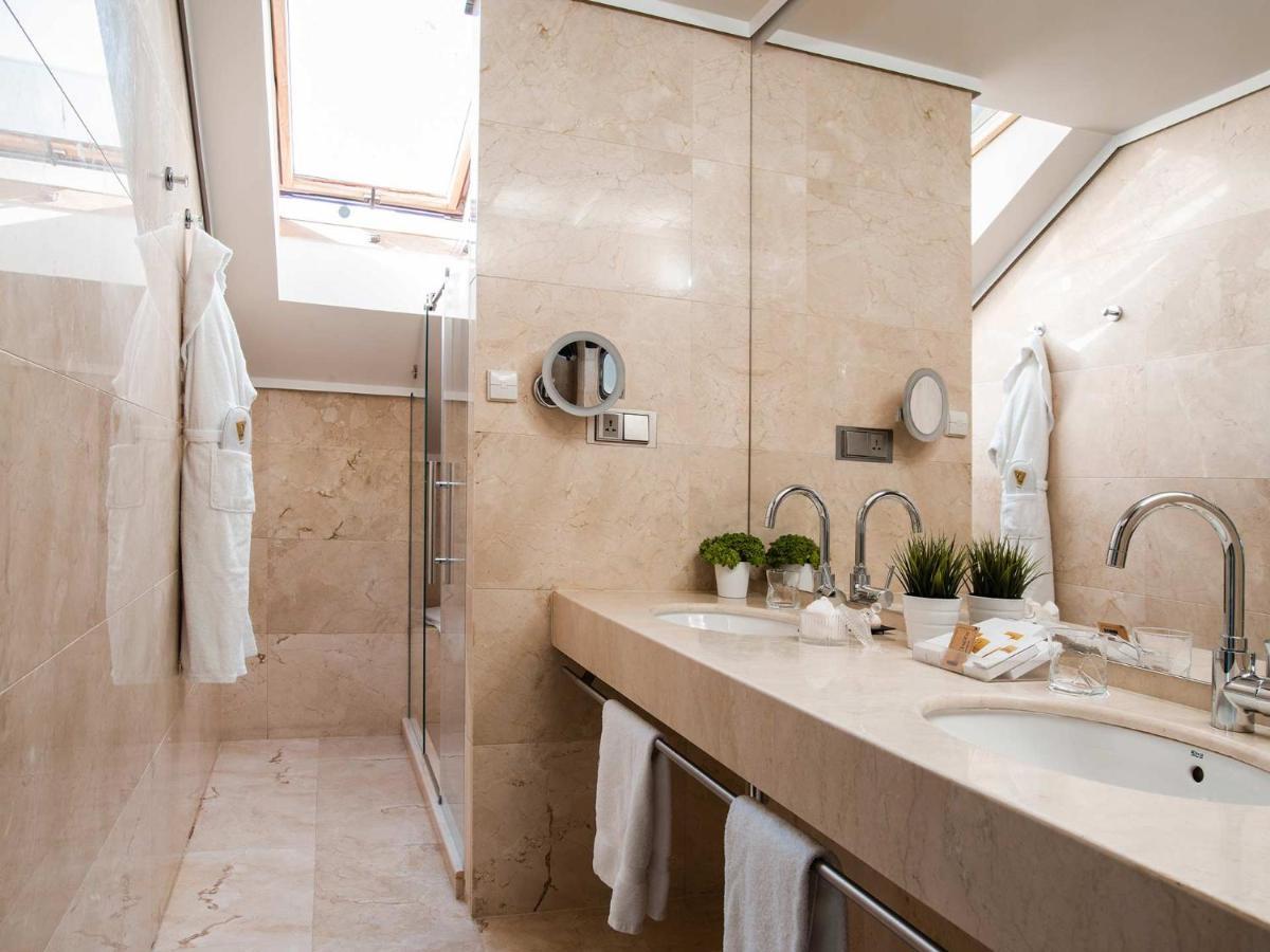 Quarto Superior com Cama de Casal ou 2 de Solteiro e Terraço