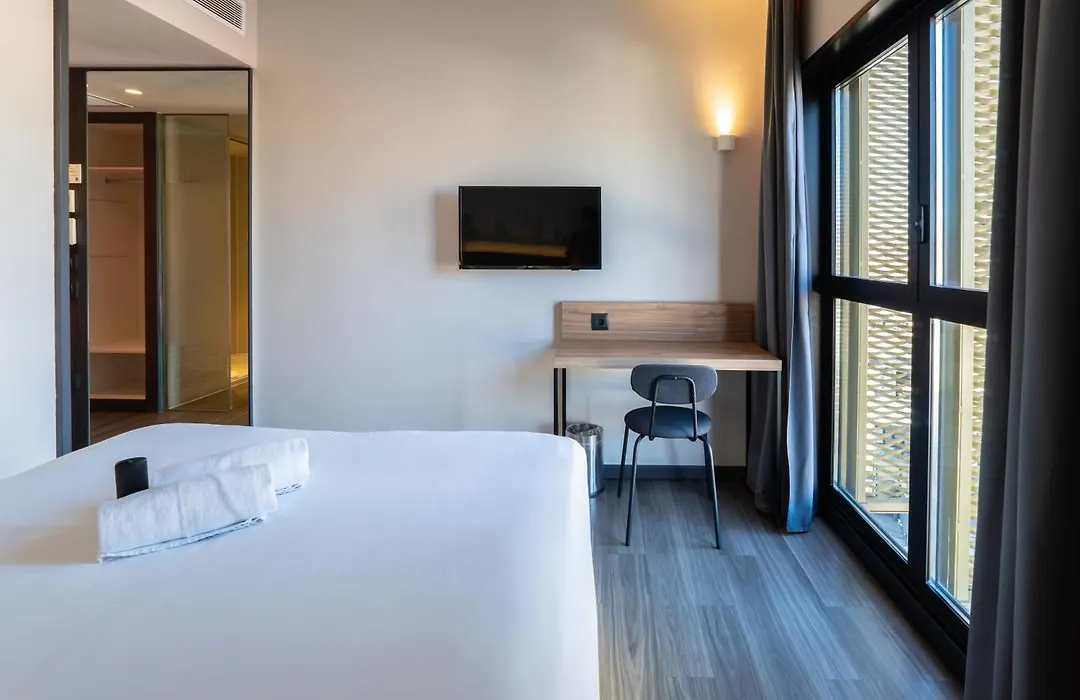 Easyhotel Barcelona Fira-1