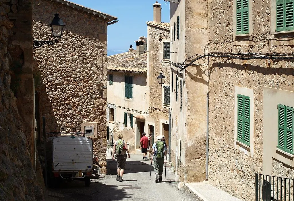 Petit Hotel Alaro-1