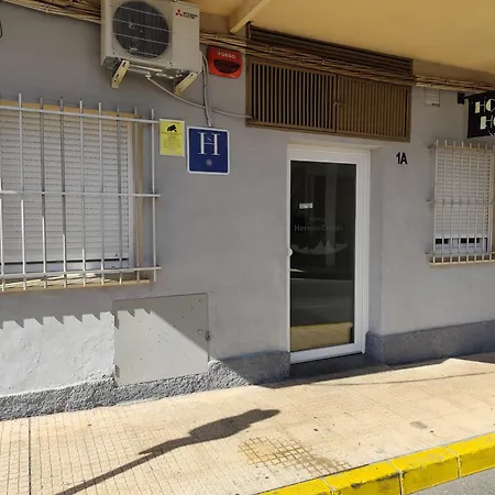 Hostal Hernan Cortes-3