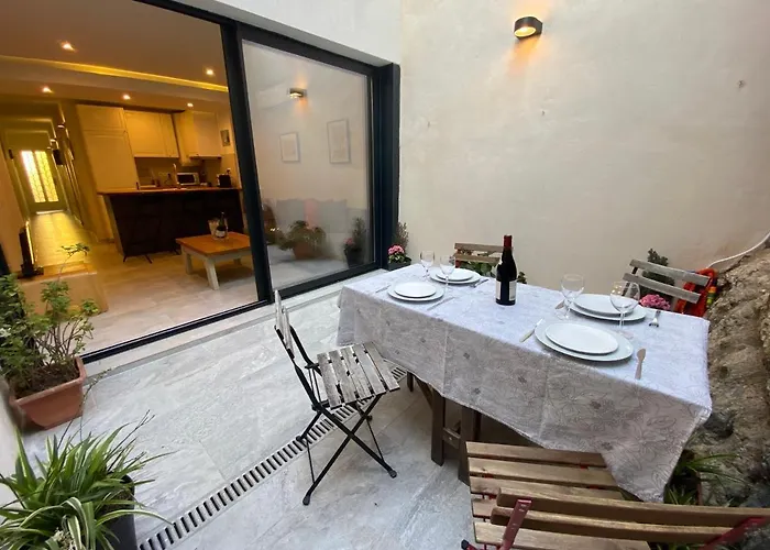 Beautiful Apartment 5 Minutes Walk To The Beach