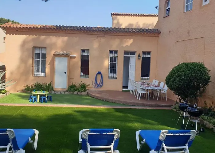 Casa Con Jardin A 30 Metros De La Playa. Vc.