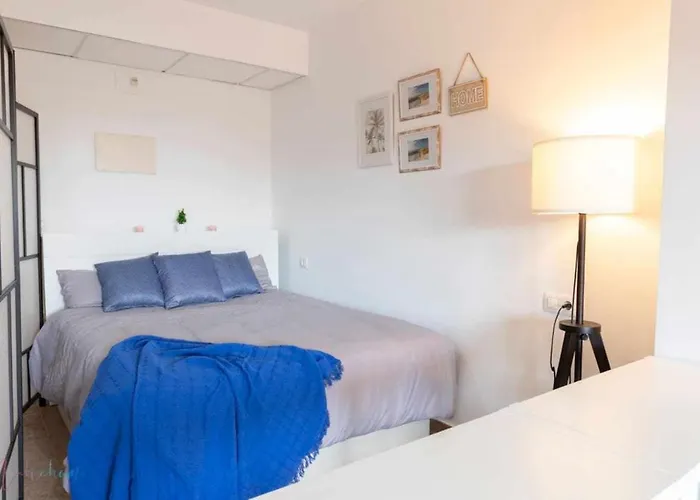 Apartamento junto a la playa con piscina y parking