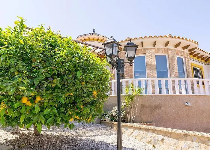 Casa Lilly-Rose: Villa Near Villamartin Plaza & Golf