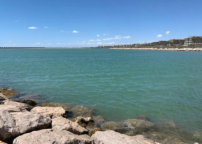 Apartamento para 5 personas frente al mar con piscina y parking