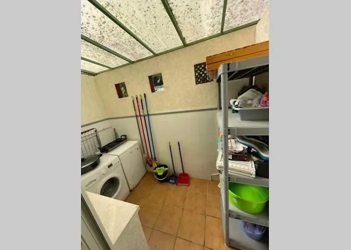 Casa adosada con porche, piscina y pista de pádel, junto al campo de golf