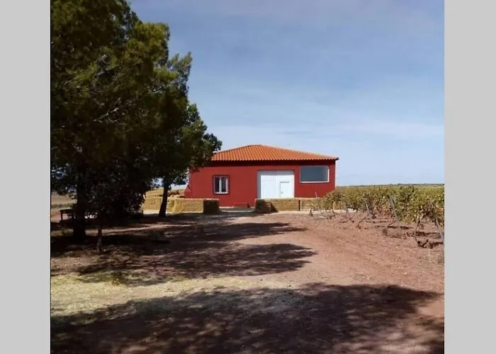 Casita de campo con vistas a una laguna